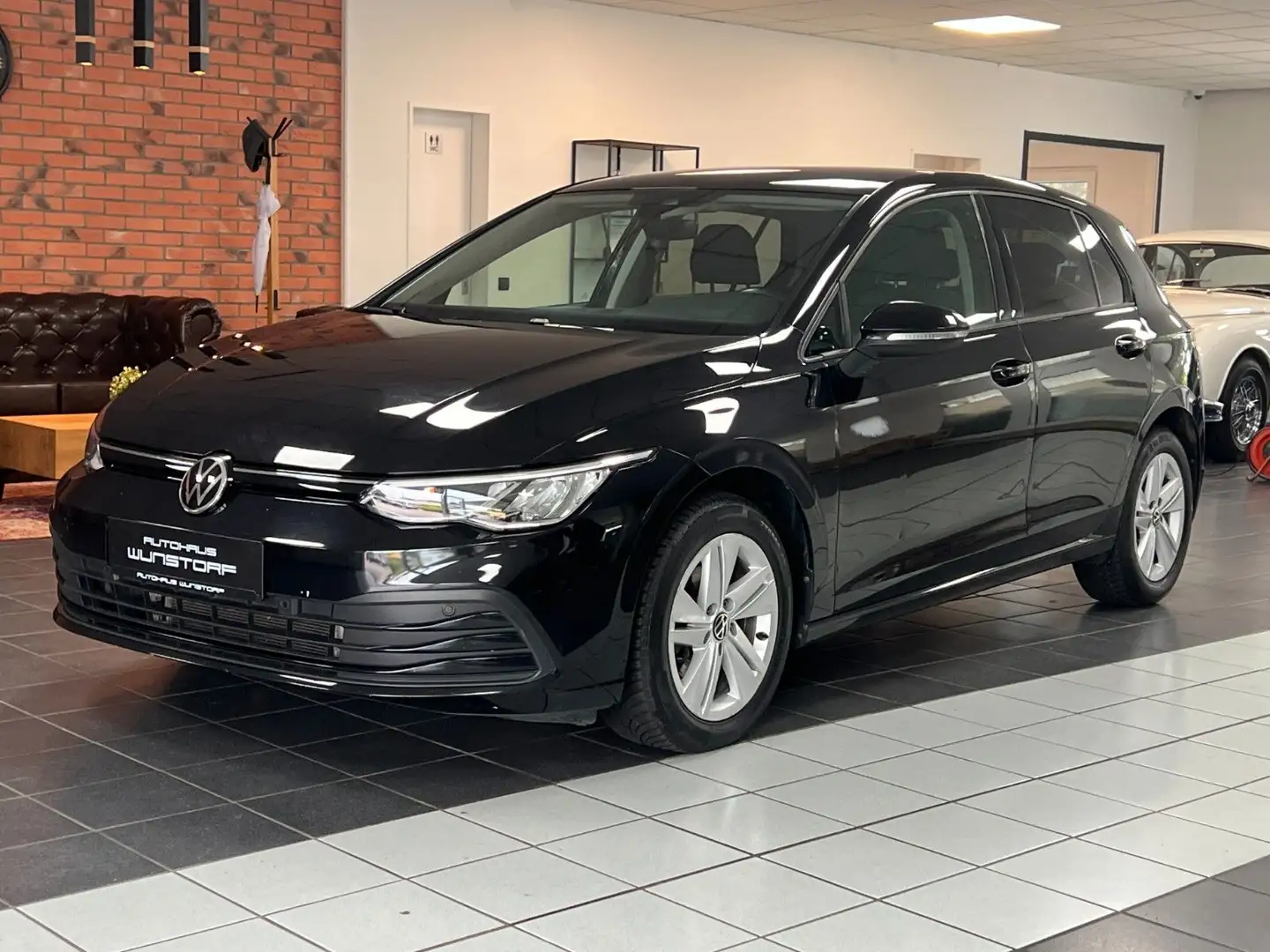 Volkswagen Golf VIII Lim. Life 2.0 TDI/ACC/NAVI/LED/SHZ/CAM Zwart - 1