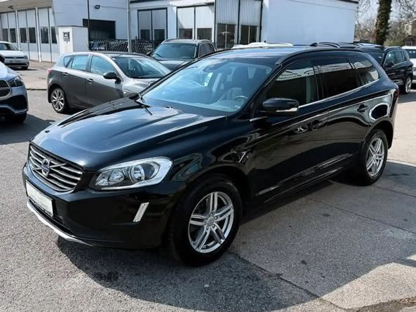 Volvo XC60 D3 Momentum Geartronic Noir - 1