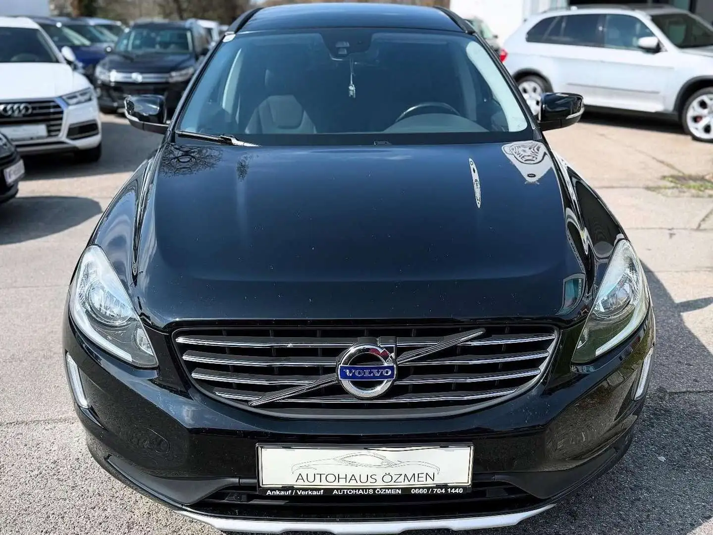 Volvo XC60 D3 Momentum Geartronic Zwart - 2