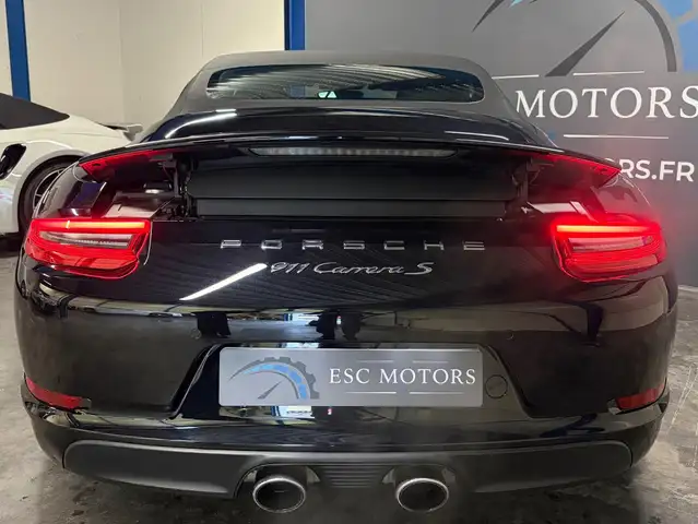Porsche 911 view 8