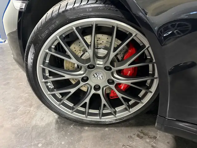 Porsche 911 view 6