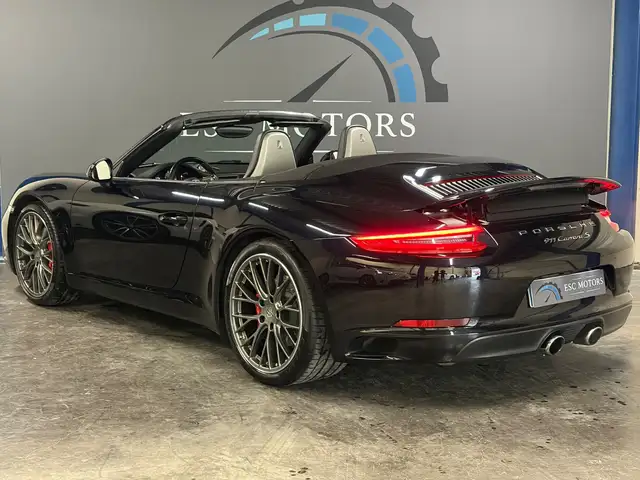 Porsche 911 view 9