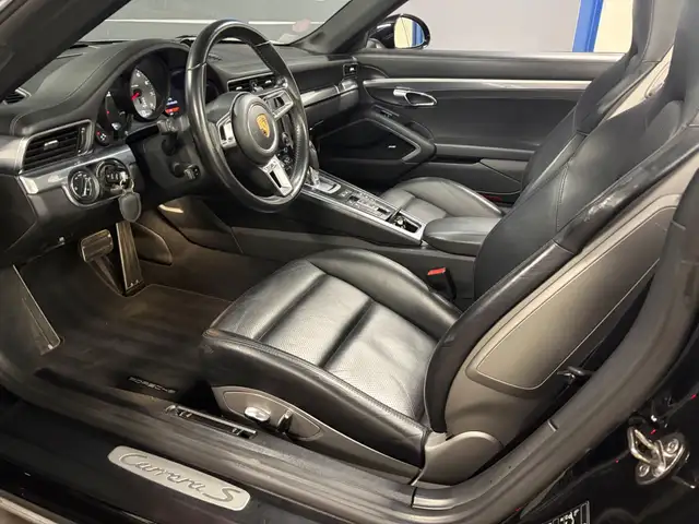 Porsche 911 view 11
