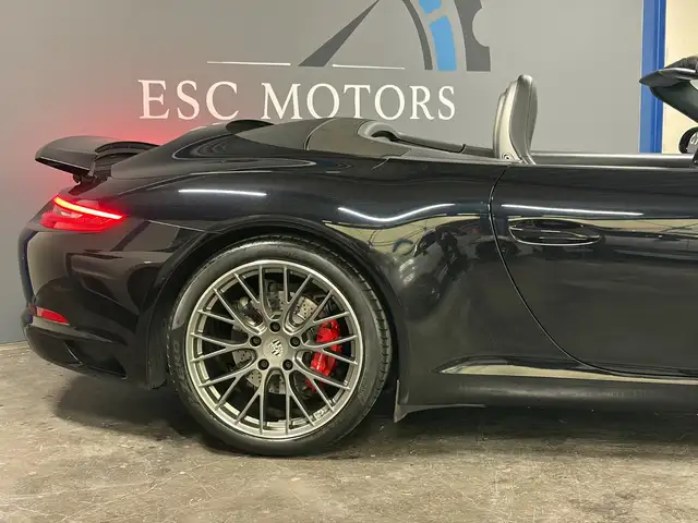 Porsche 911 view 4