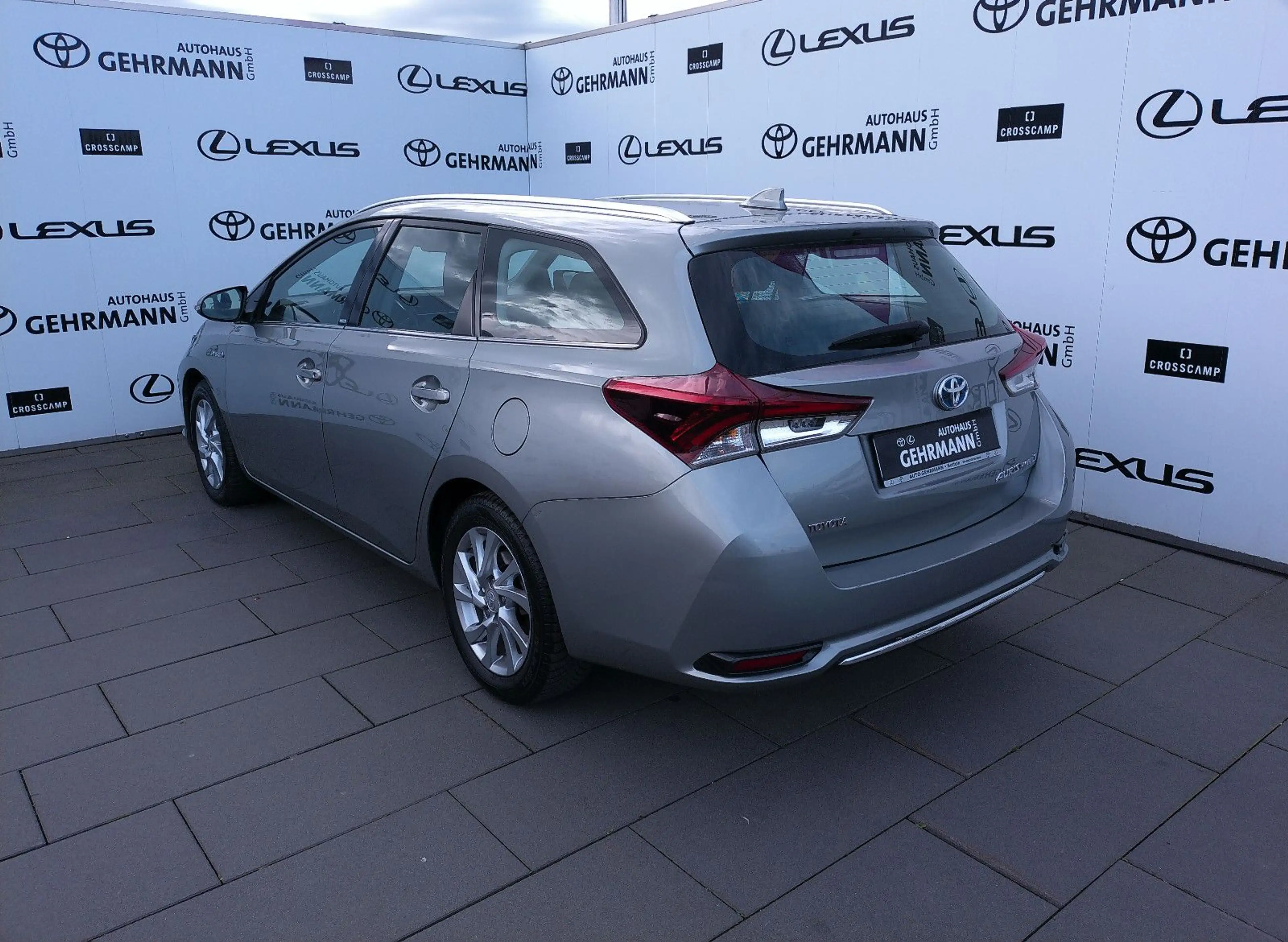 Toyota Auris Touring Sports Hybrid Edition-S — photo 3