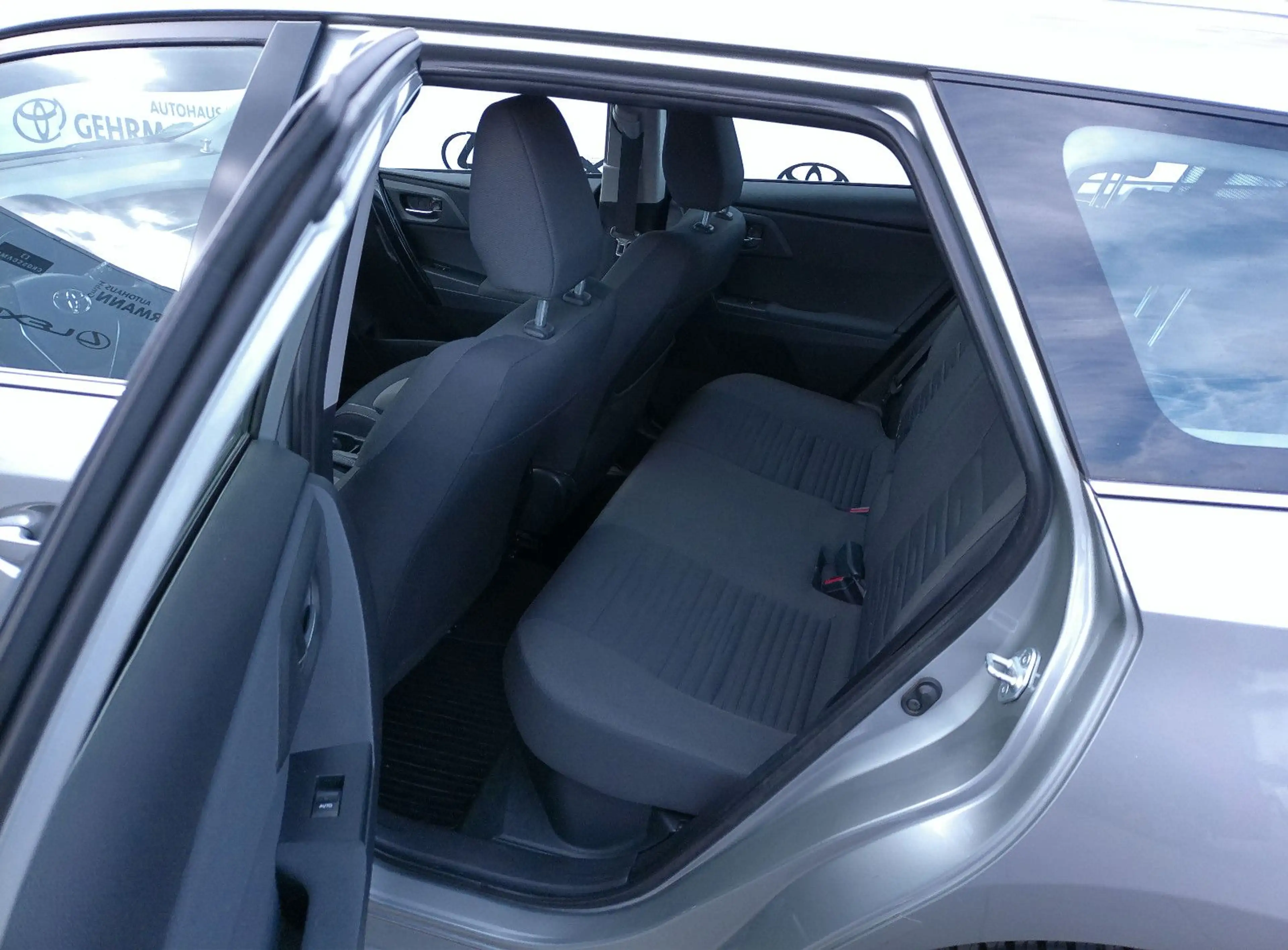 Toyota Auris Touring Sports Hybrid Edition-S — photo 7