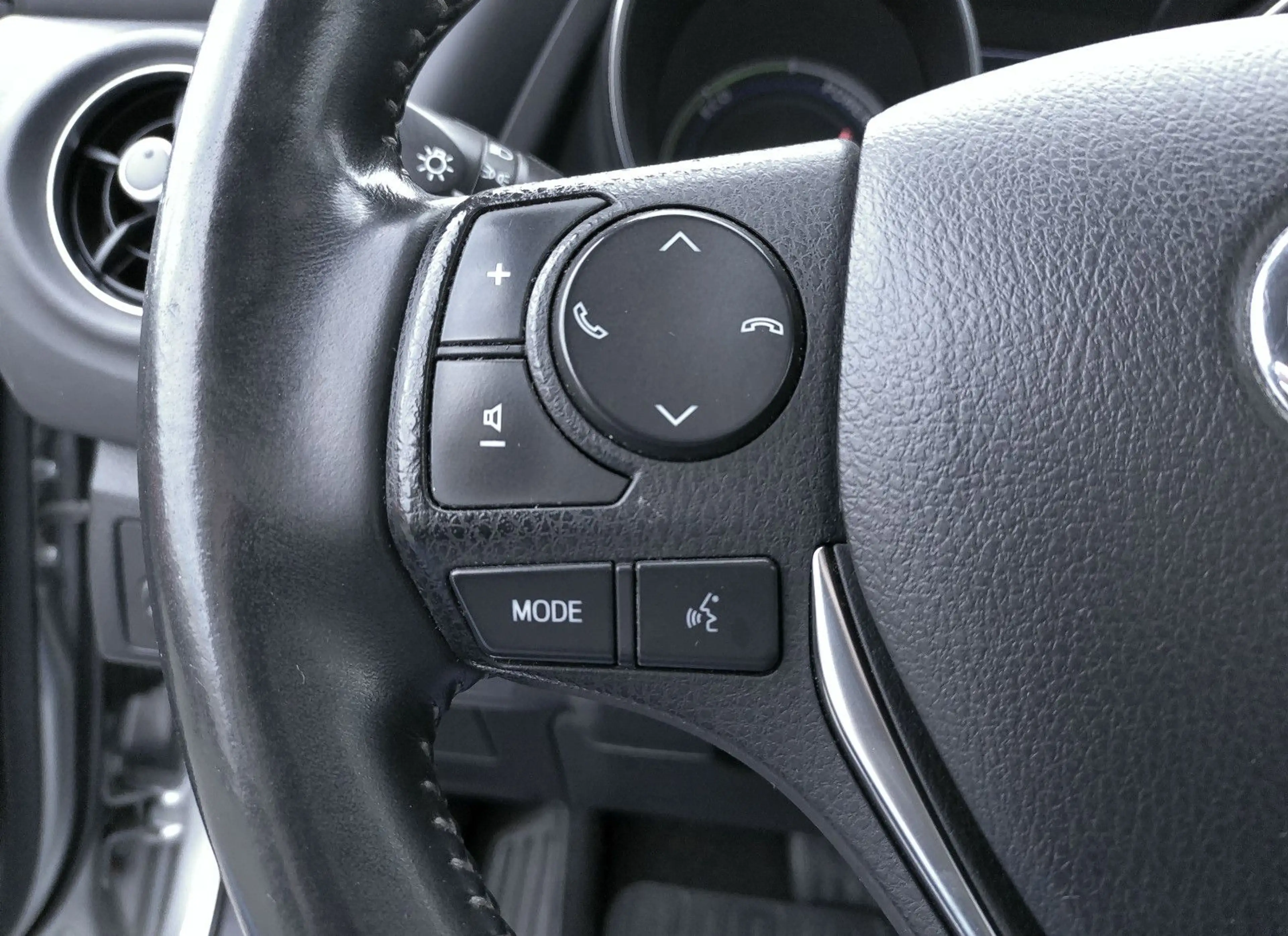 Toyota Auris Touring Sports Hybrid Edition-S — photo 12