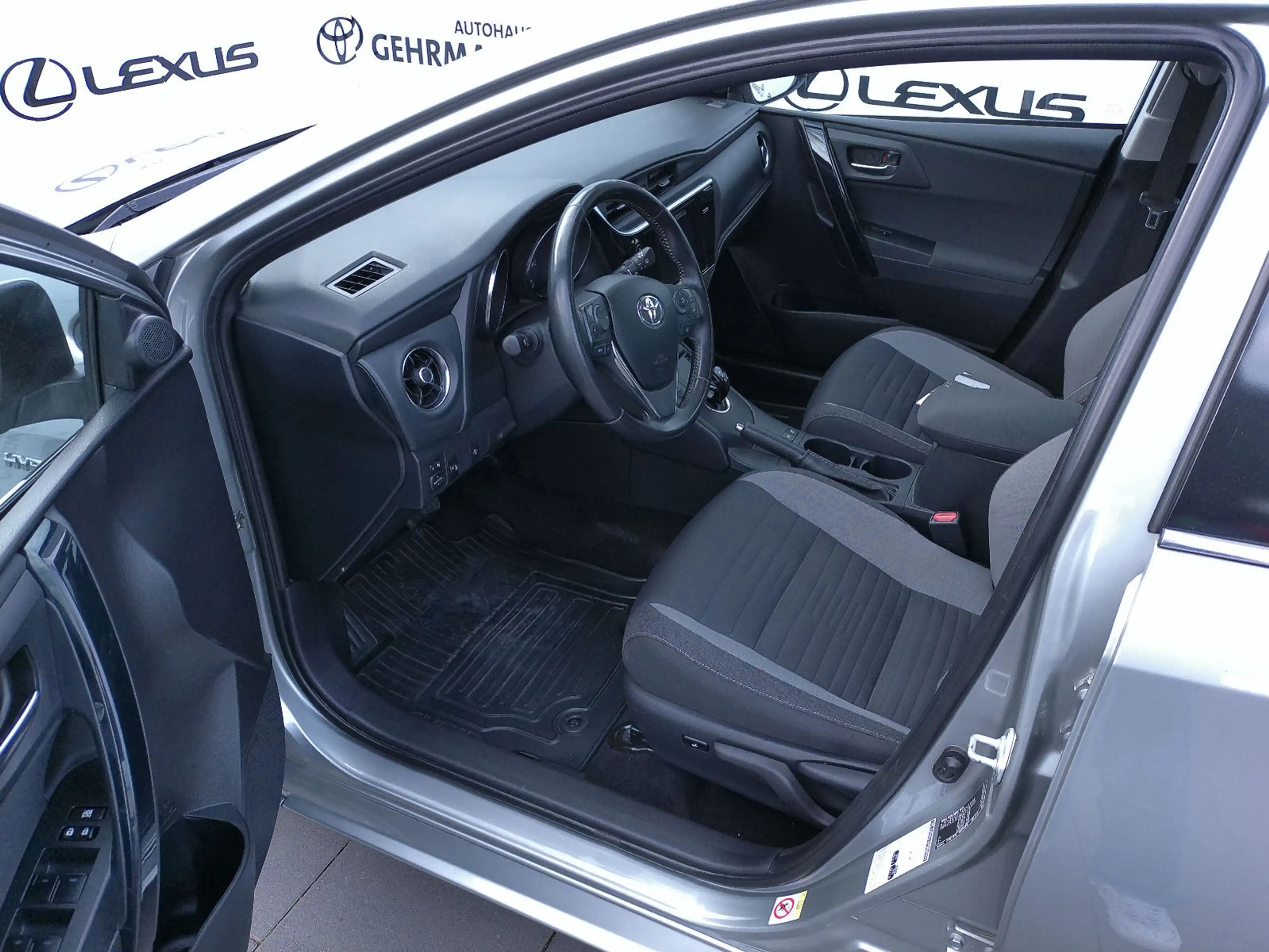 Toyota Auris Touring Sports Hybrid Edition-S — photo 9