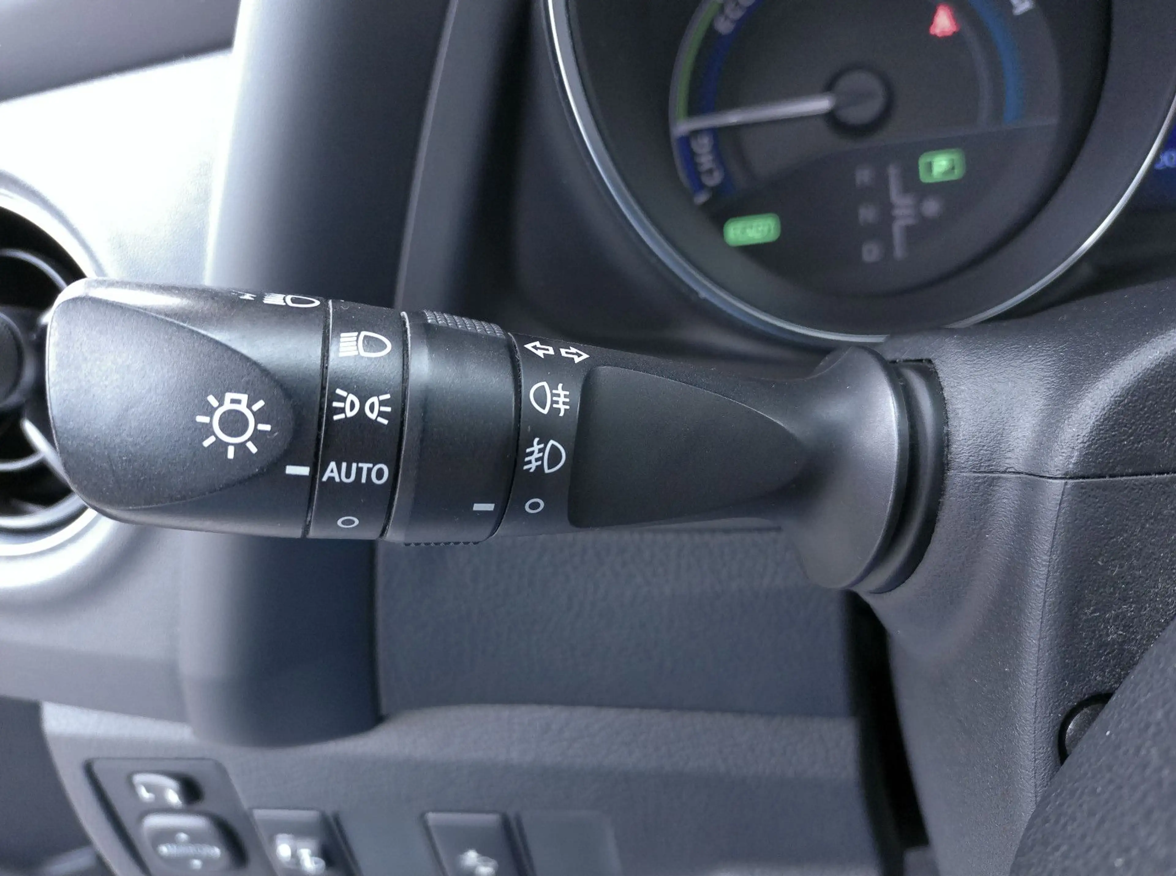Toyota Auris Touring Sports Hybrid Edition-S — photo 15