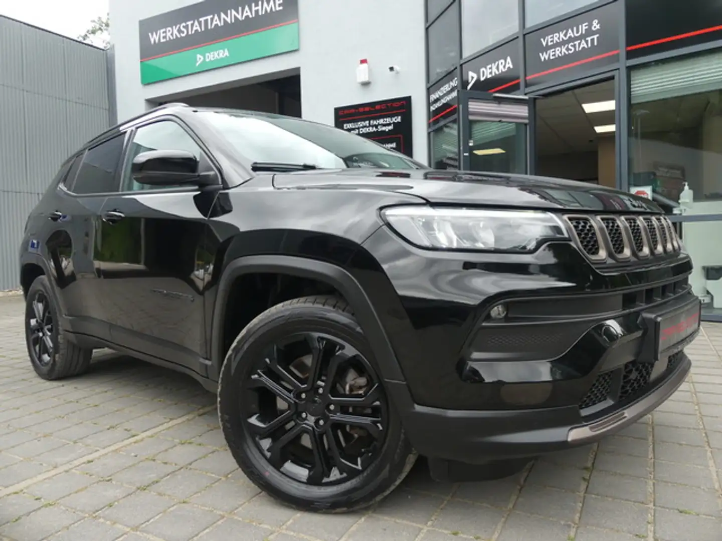Jeep Compass Upland 1.3 T4 4xe PLUG-IN HYBRID LED/NAV Чорний - 1