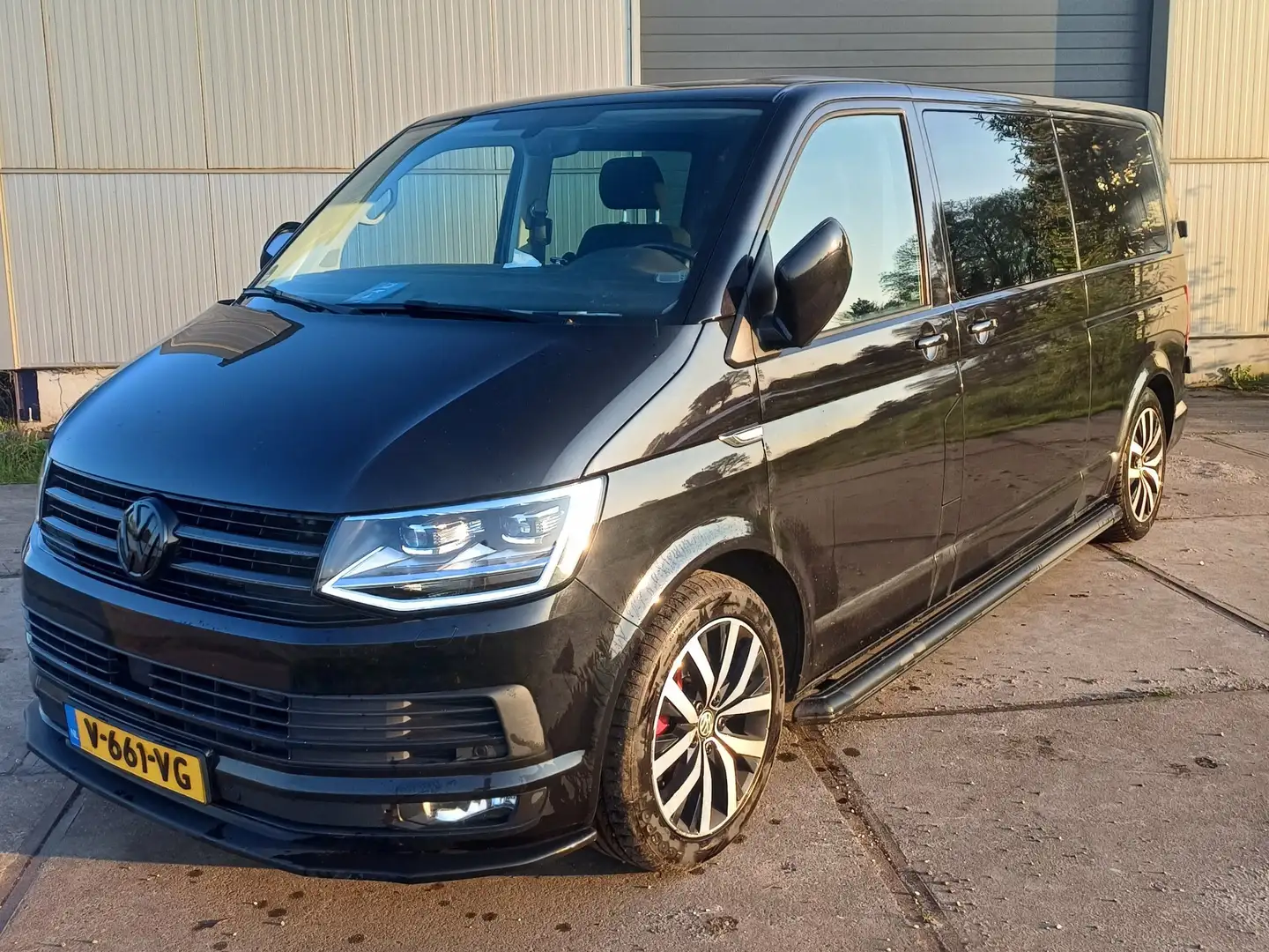 Volkswagen Transporter 2.0 TDI L2H1 Hi. Zwart - 1