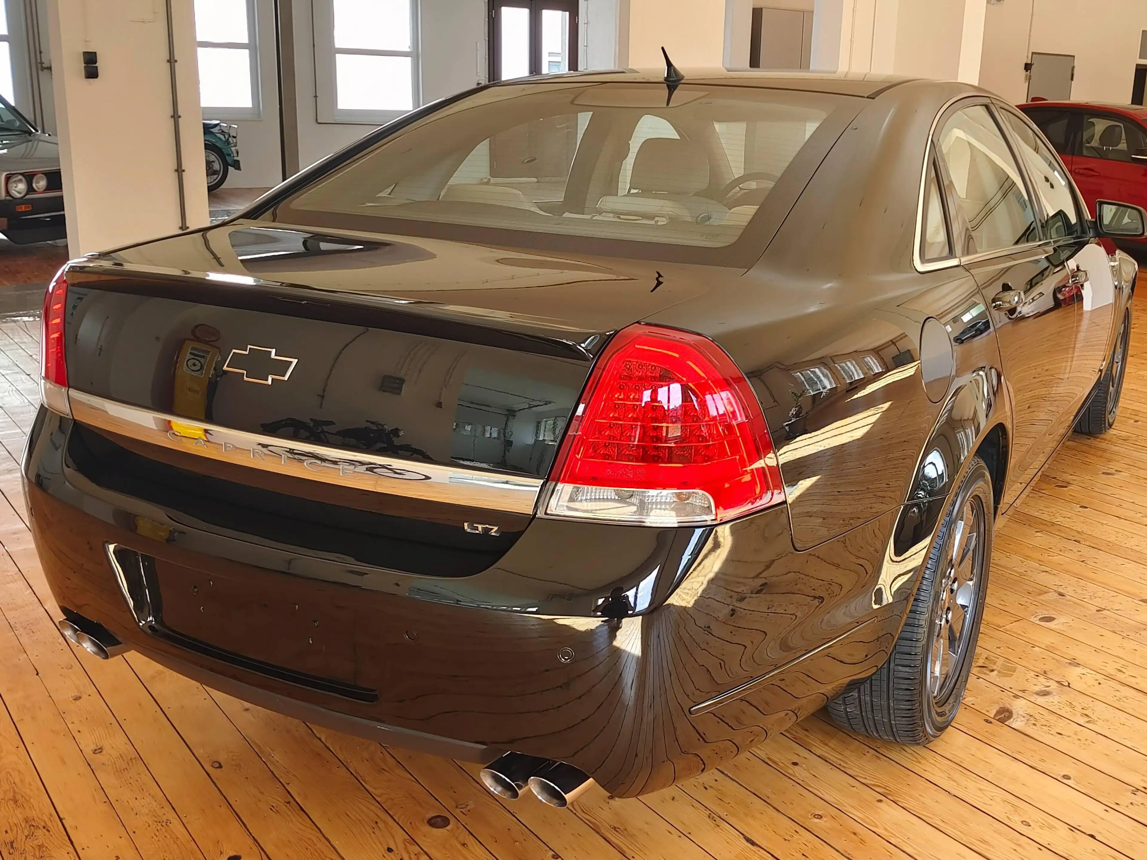Chevrolet Caprice LTZ 6.0 V8 — photo 10