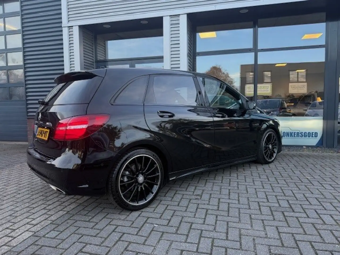 Mercedes-Benz B 180 Ambition AMG-Line Automaat Navigatie Parkeersensor Zwart - 2