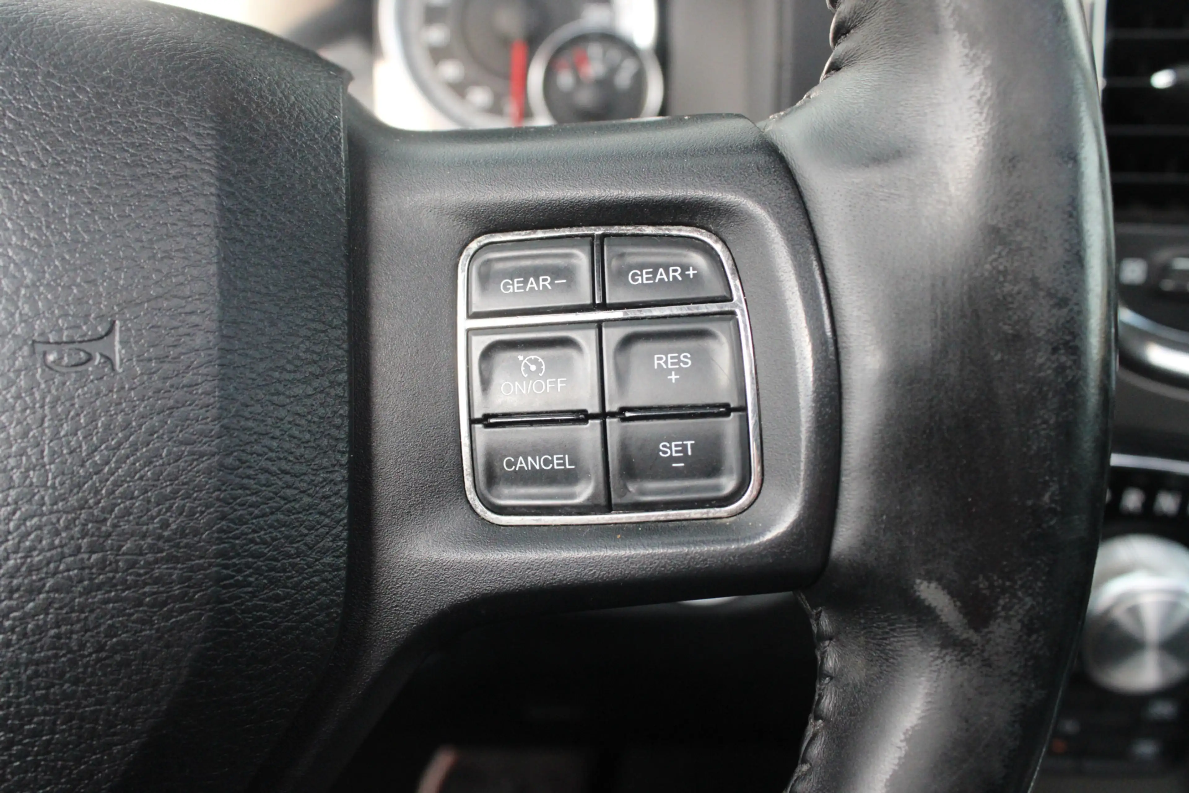 Dodge RAM 1500 5.7 V8 4x4 Quad Cab 6'4 — photo 6