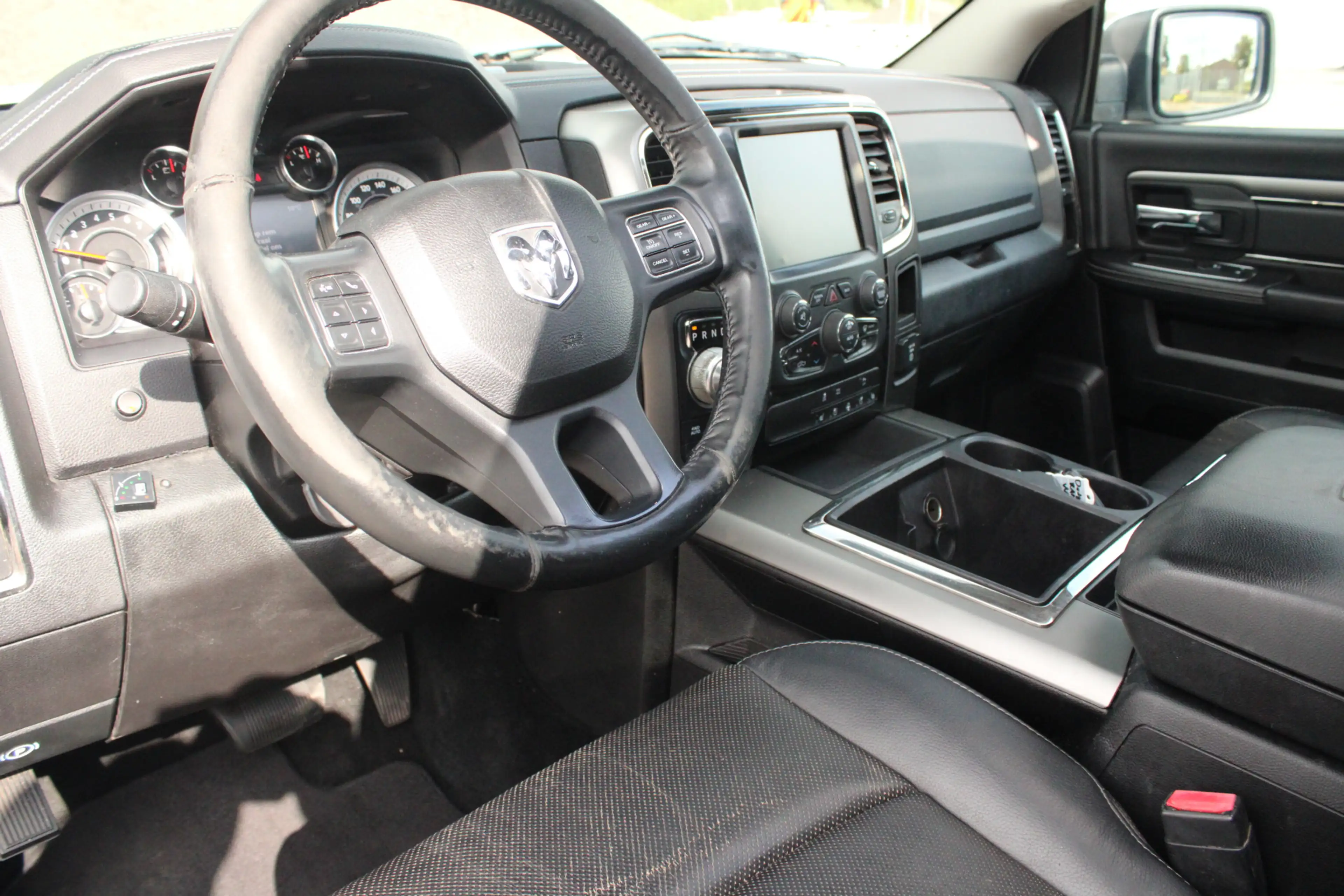Dodge RAM 1500 5.7 V8 4x4 Quad Cab 6'4 — photo 11