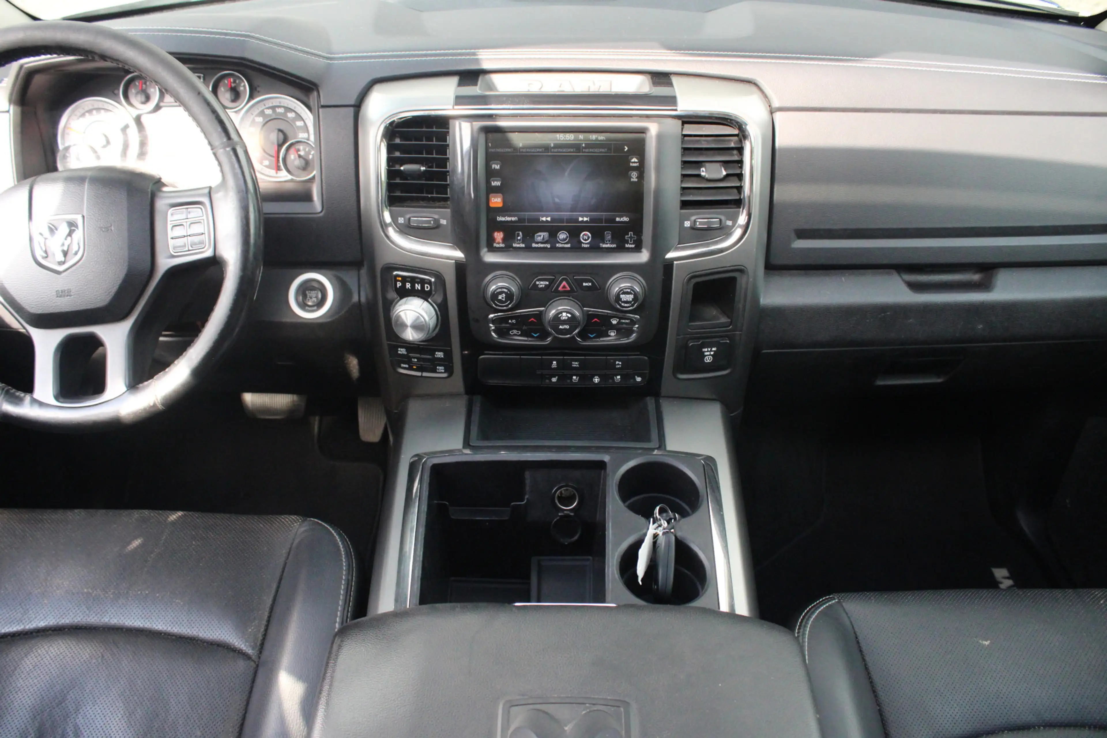 Dodge RAM 1500 5.7 V8 4x4 Quad Cab 6'4 — photo 10