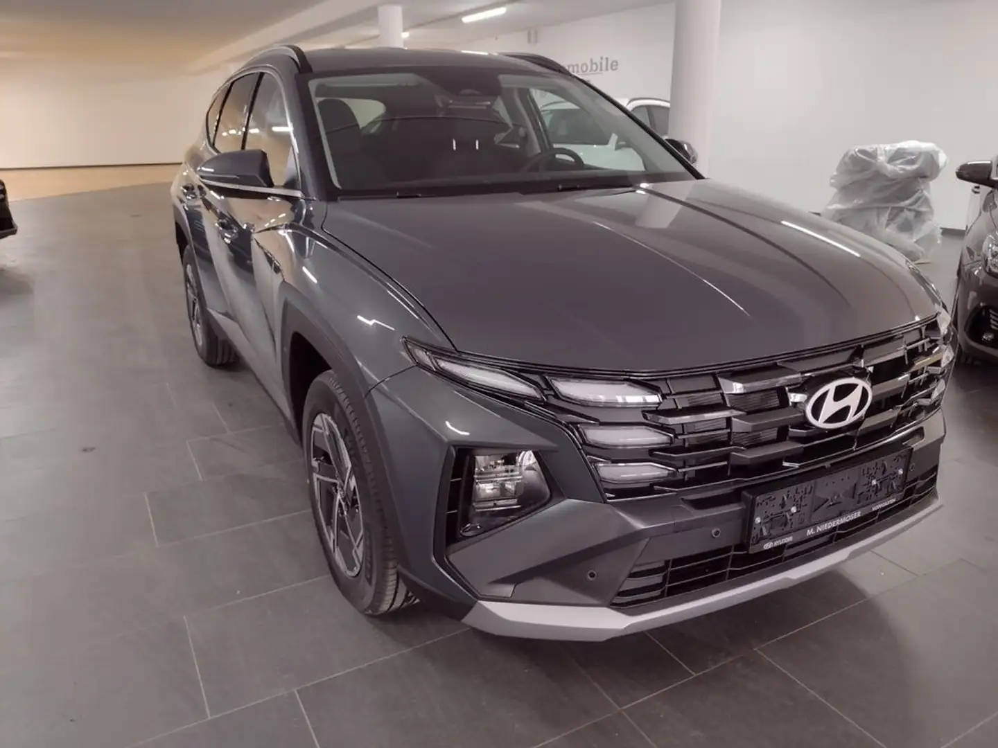 Hyundai TUCSON 1,6 T-GDI HEV 4WD Jubilé Aut. Grau - 1