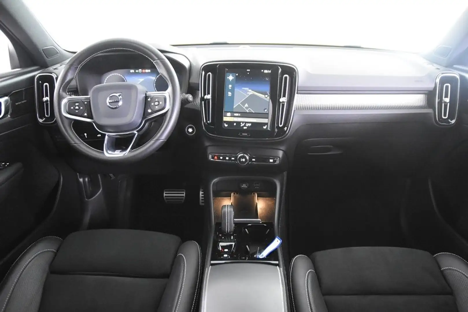 Volvo XC40 D3 R Design *1.Hand*Leder*Navi*AHK* Grau - 2