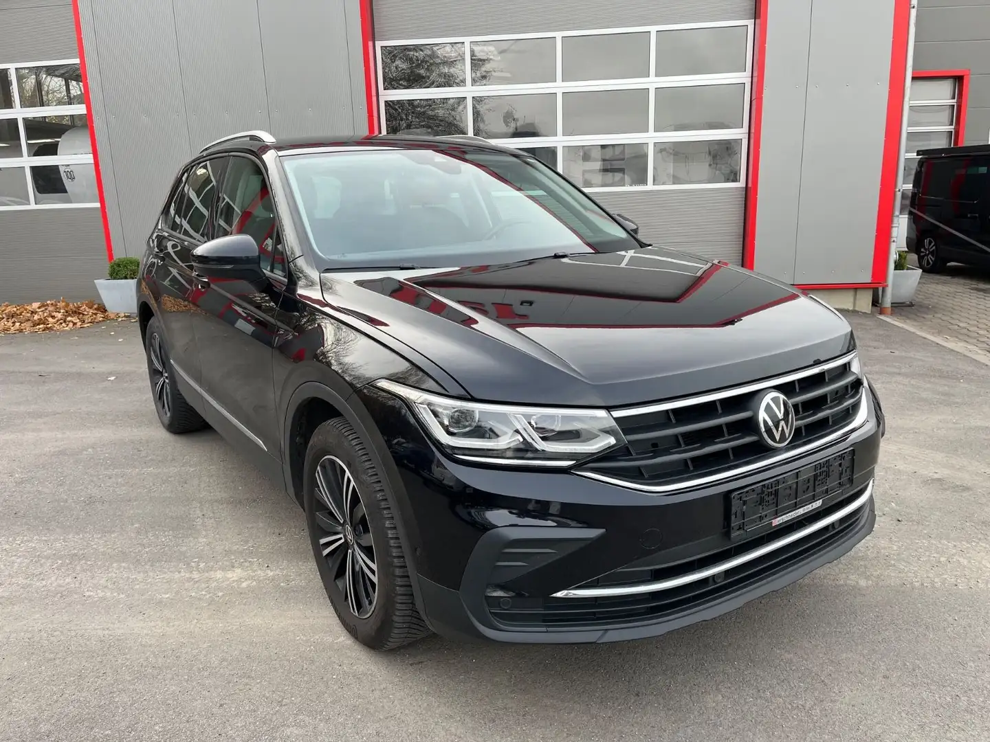 Volkswagen Tiguan Active Schwarz - 2