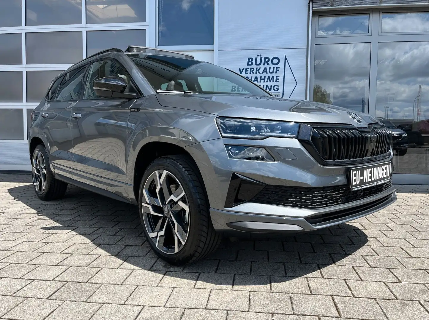 Skoda Karoq Sportline 2.0 TDI DSG 4x4 PANO AHK 5J GAR Grijs - 2