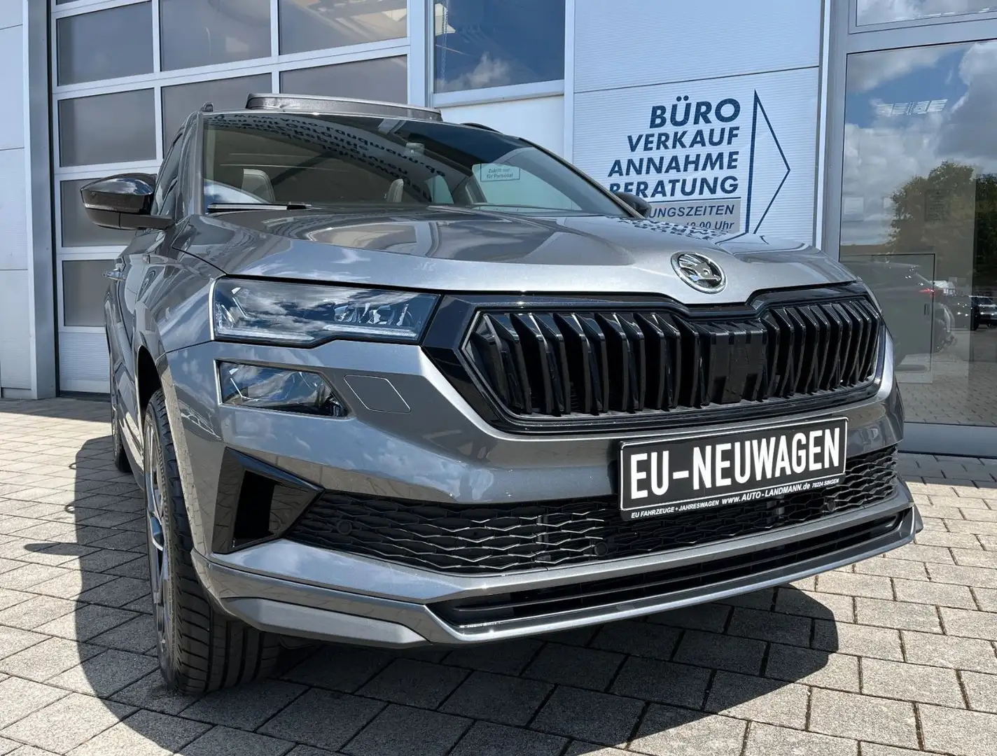 Skoda Karoq Sportline 2.0 TDI DSG 4x4 PANO AHK 5J GAR Grijs - 1
