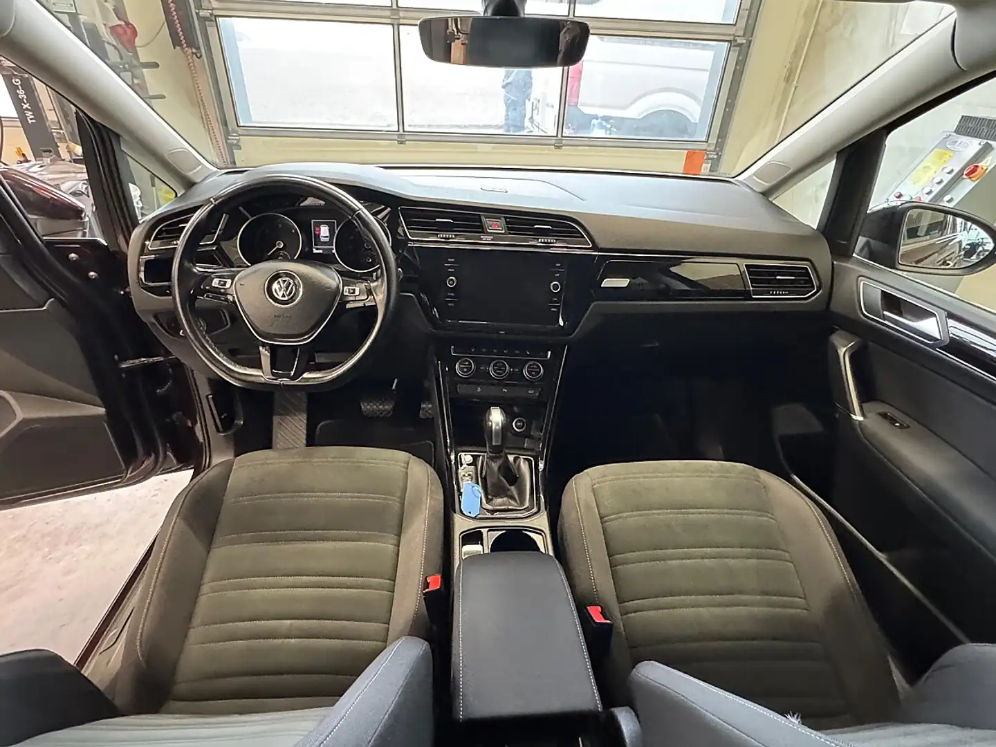 Volkswagen Touran Highline 2,0 SCR TDI DSG 7SITZE  AHK Navi  Keyl... Schwarz - 2