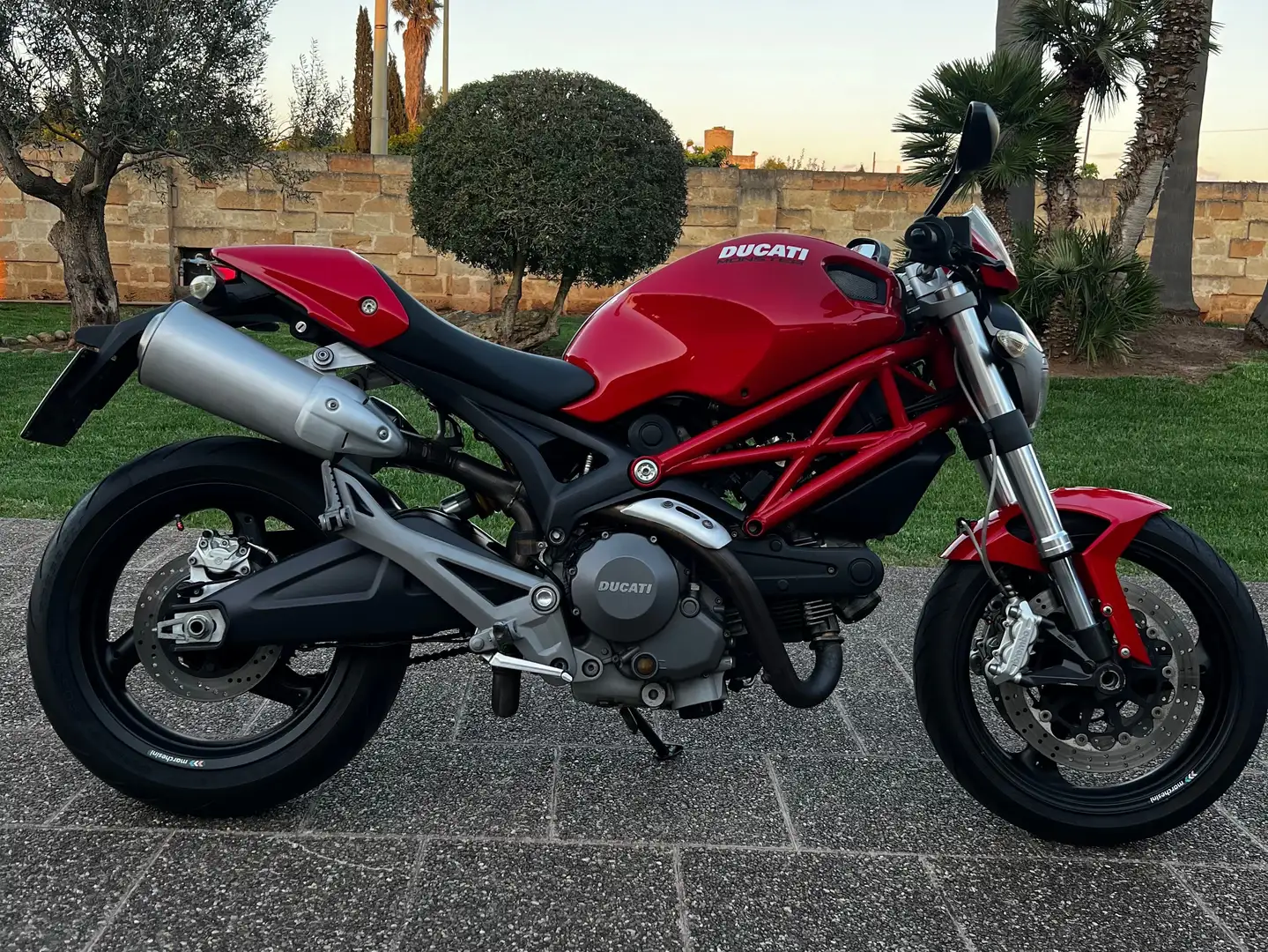 Ducati Monster 696 Roşu - 1