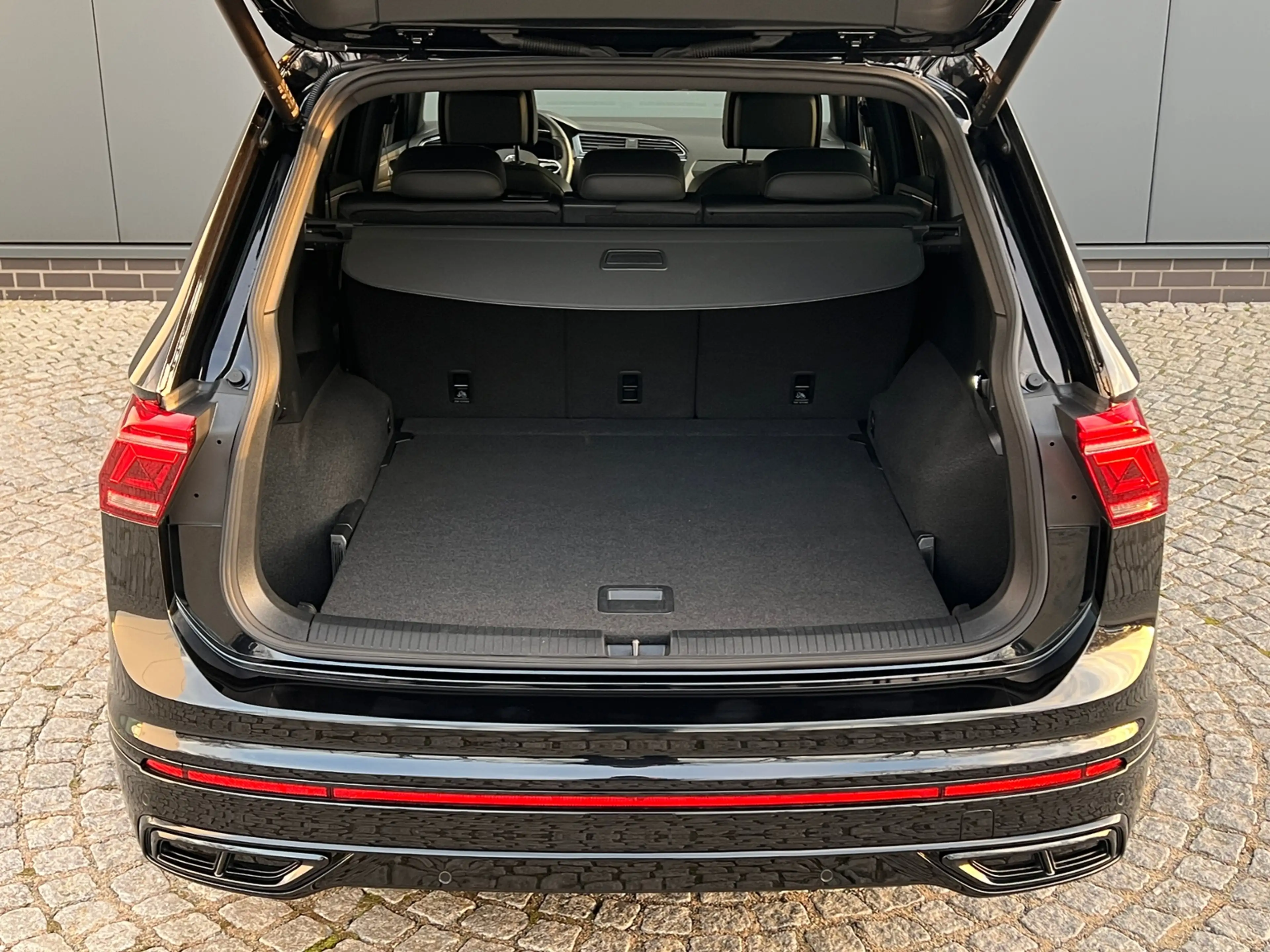 Volkswagen Tiguan Allspace R-Line 2.0 TDI DSG 4MOTION *AHK, IQ.Light, Black — photo 7