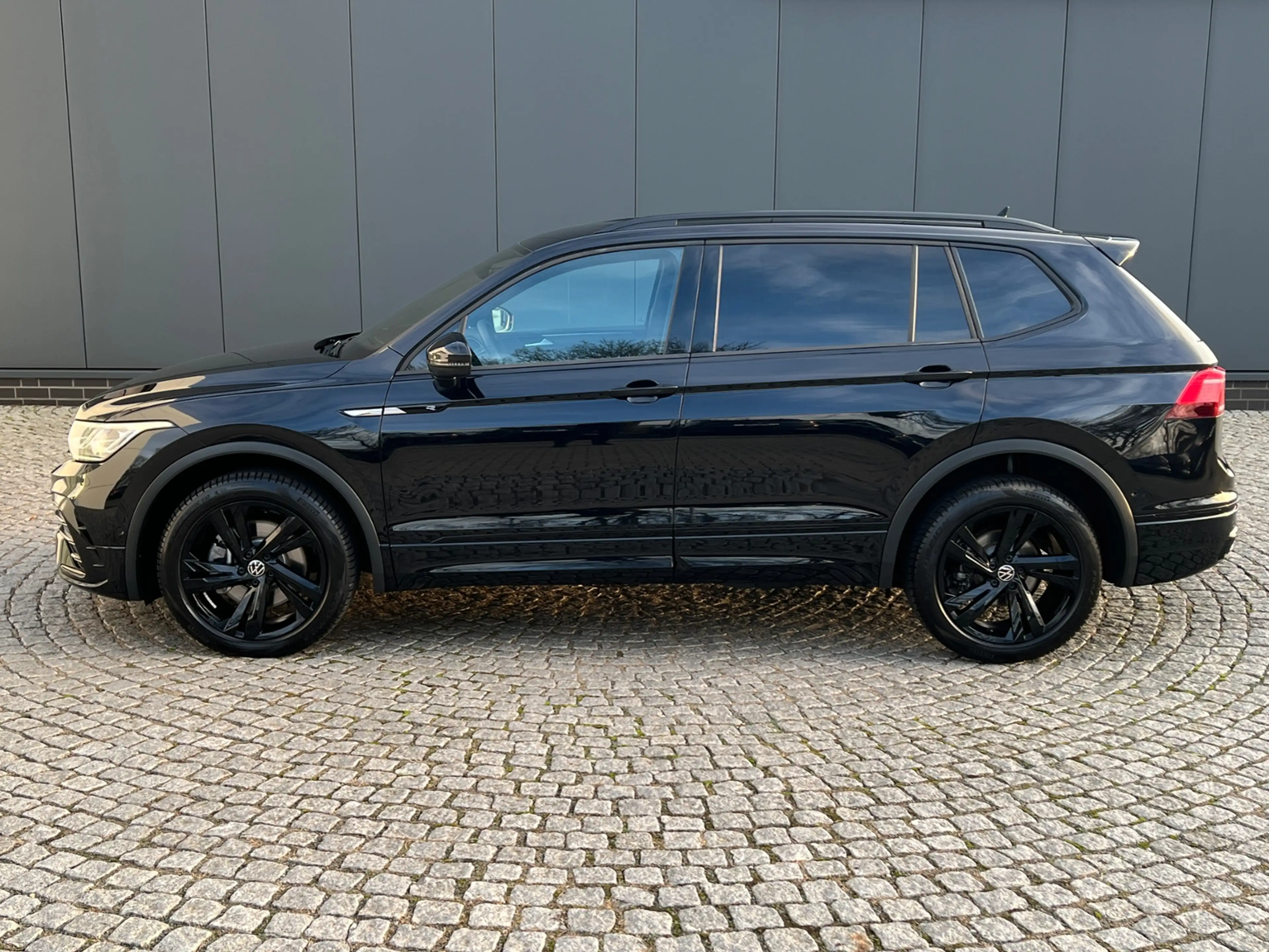 Volkswagen Tiguan Allspace R-Line 2.0 TDI DSG 4MOTION *AHK, IQ.Light, Black — photo 3