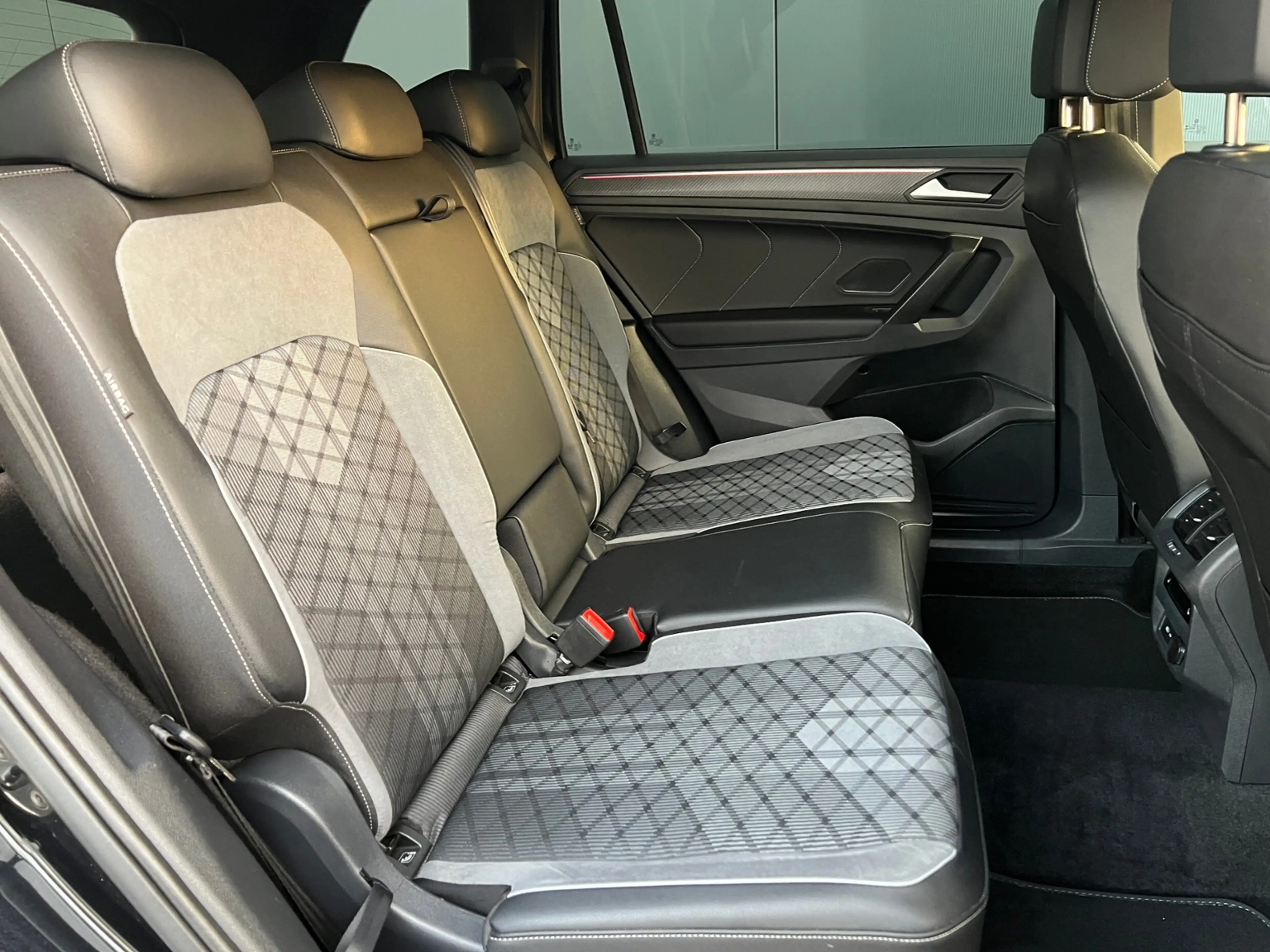 Volkswagen Tiguan Allspace R-Line 2.0 TDI DSG 4MOTION *AHK, IQ.Light, Black — photo 11
