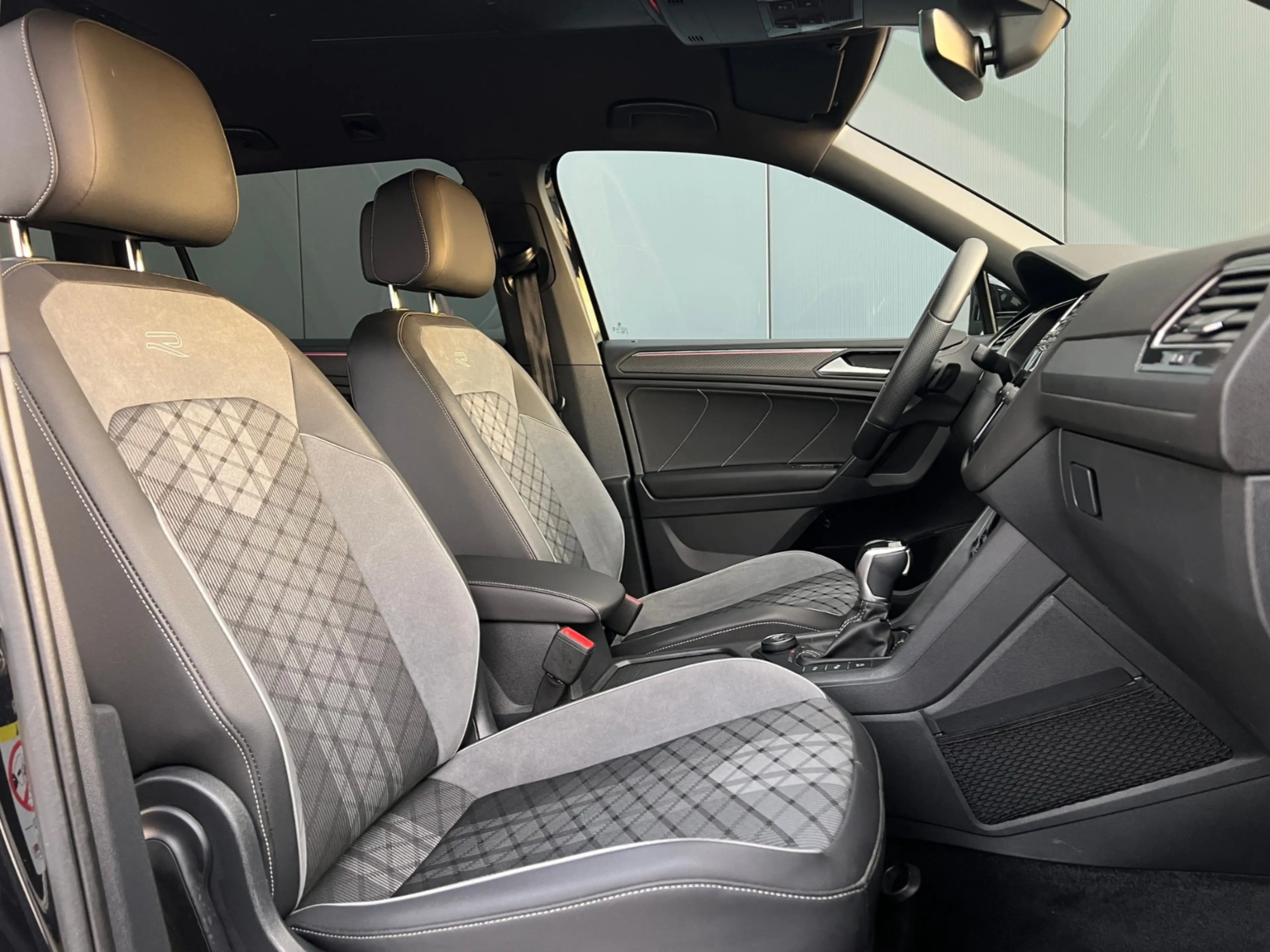 Volkswagen Tiguan Allspace R-Line 2.0 TDI DSG 4MOTION *AHK, IQ.Light, Black — photo 10