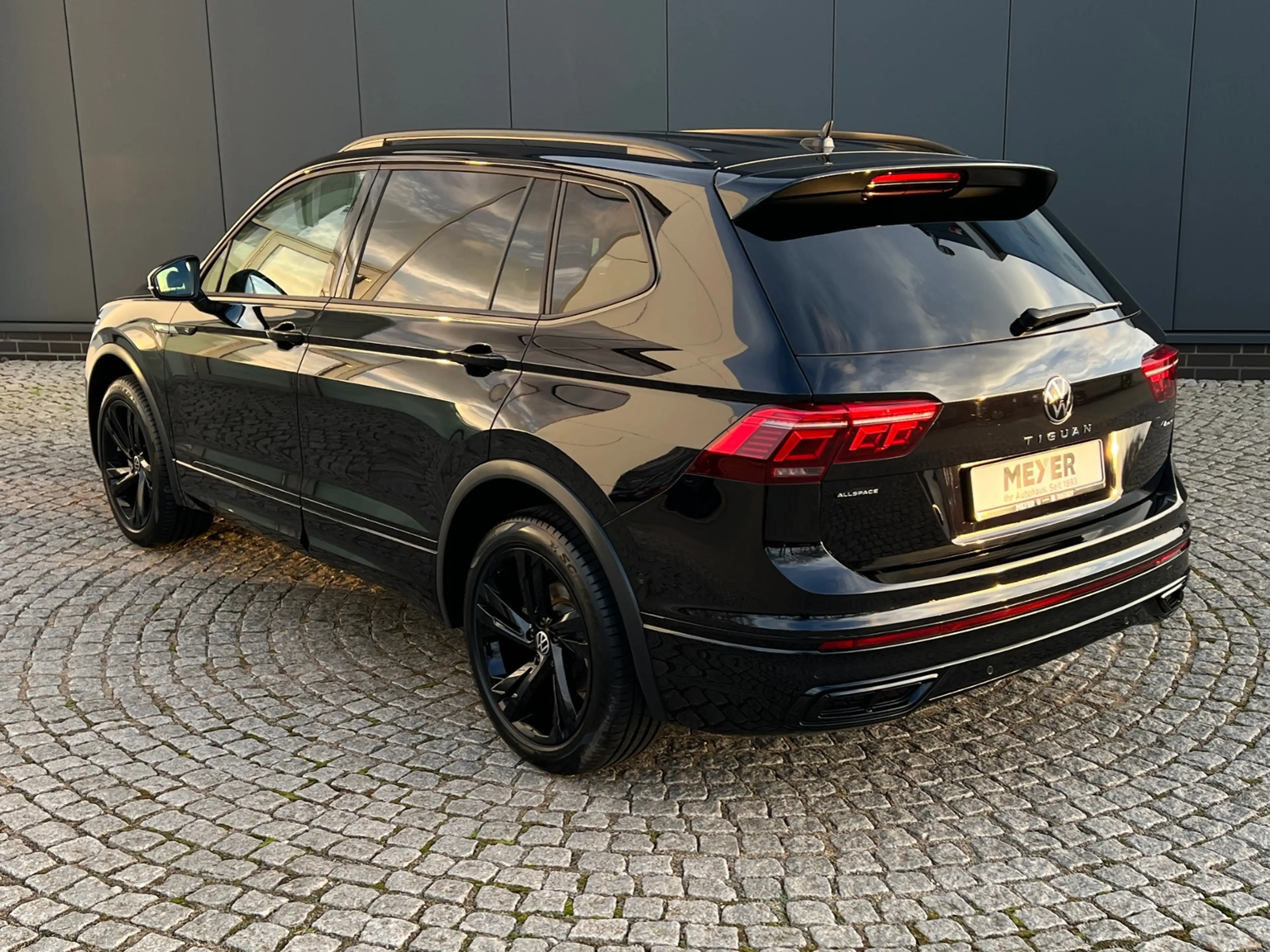 Volkswagen Tiguan Allspace R-Line 2.0 TDI DSG 4MOTION *AHK, IQ.Light, Black — photo 4