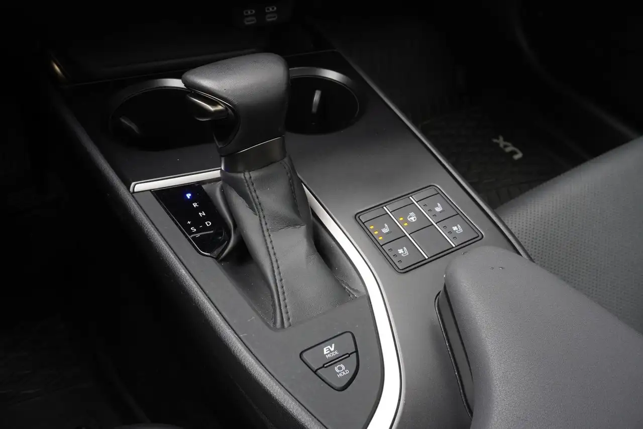 Lexus UX photo Lexus UX