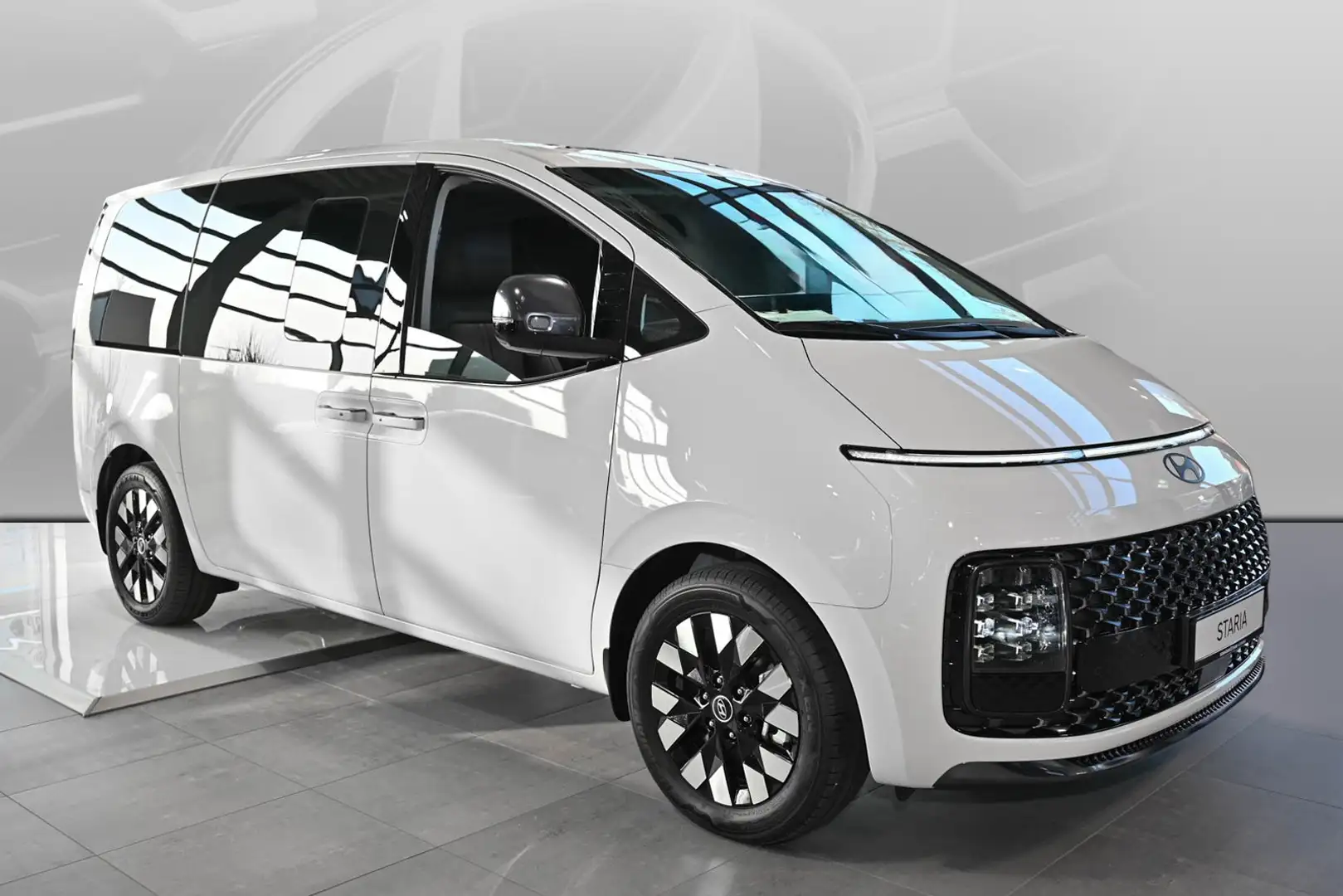 Hyundai STARIA Hybrid 1.6 T-GDI 2WD Signature PANO/BOSE/RE Weiß - 2