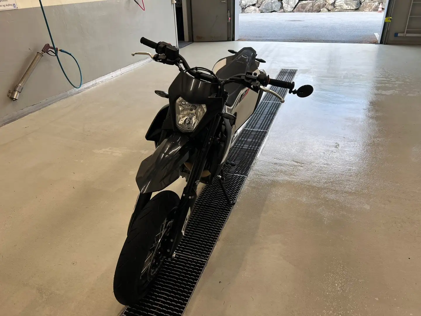 KTM 690 SMC Blanco - 2