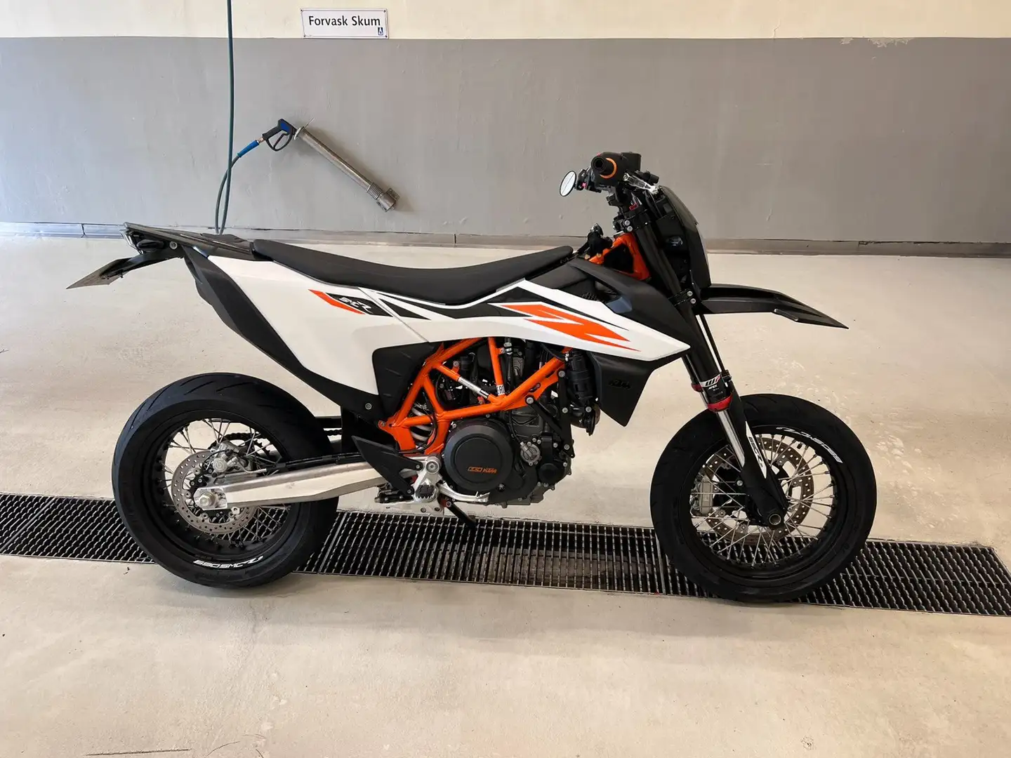 KTM 690 SMC Blanco - 1