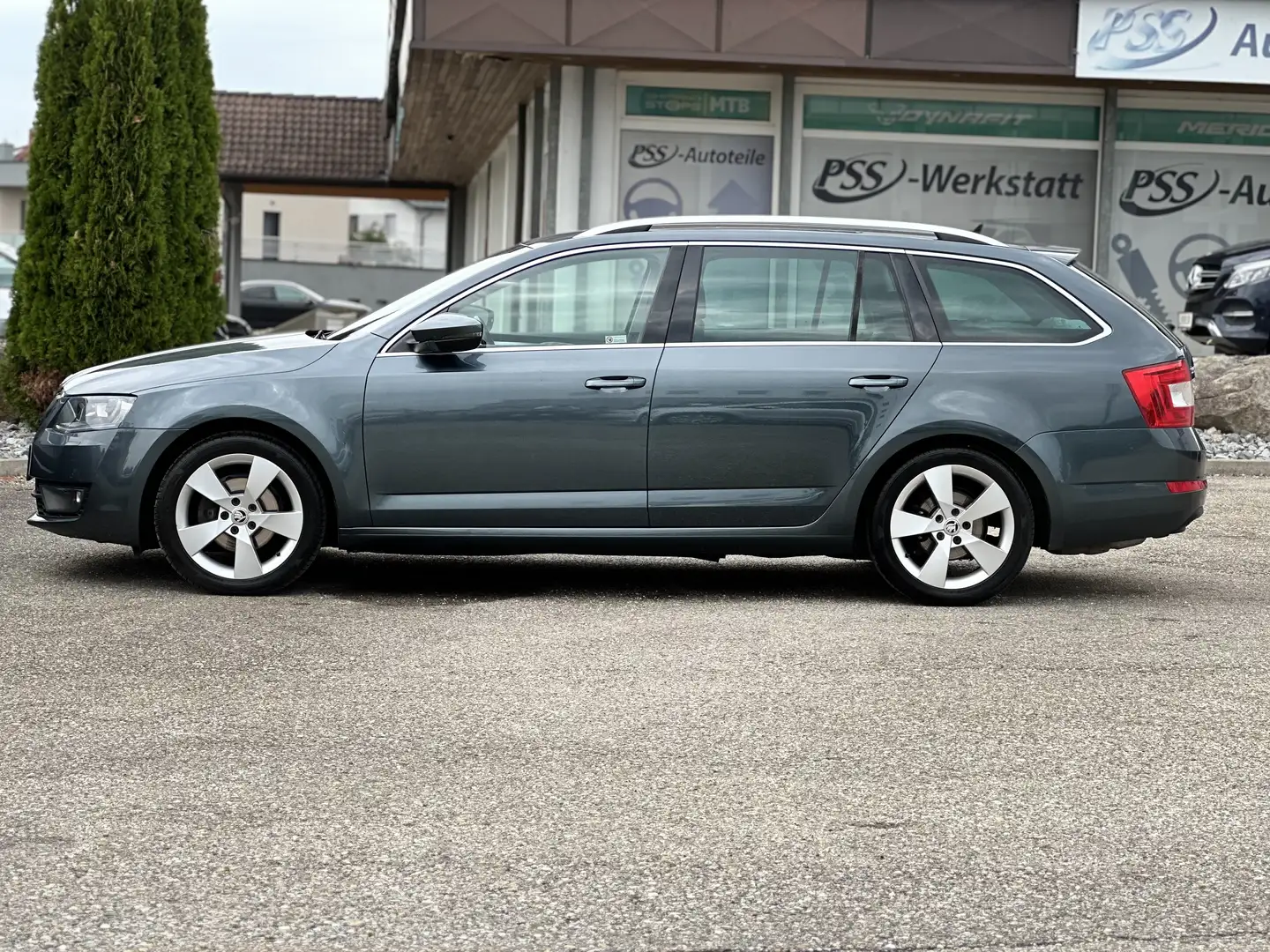 Skoda Octavia Style 4x4 Grau - 2