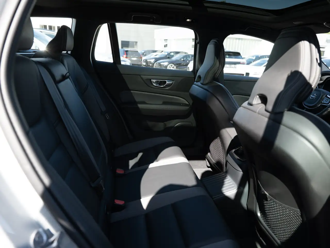 Volvo V60 T8 AWD Plus Dark SHZ H/K STANDHZ LED PANO, миниатюра 29