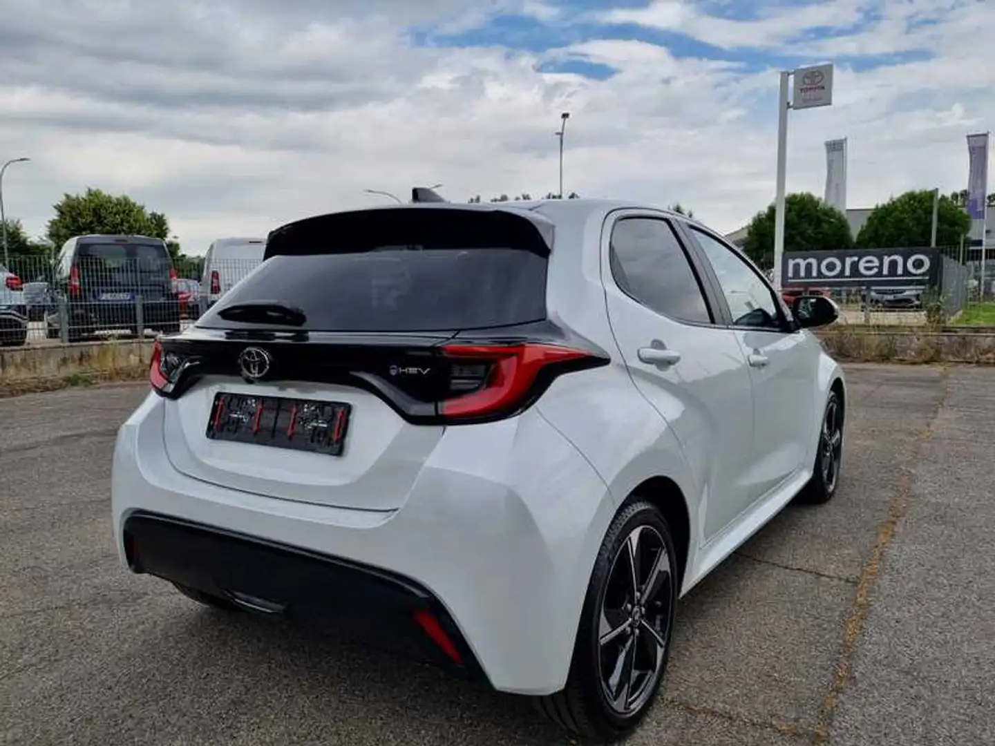 Toyota Yaris 1.5h 130 Lounge Bianco - 2