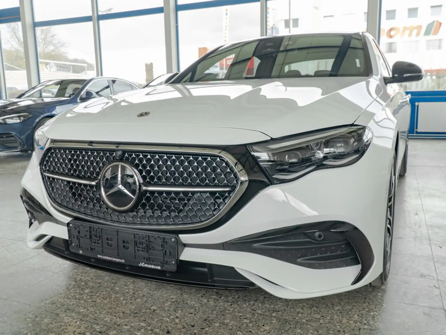 Mercedes-Benz E 200 Limousine +AMG+MBUX+Pano+Navi+Night+360 Weiß - 2