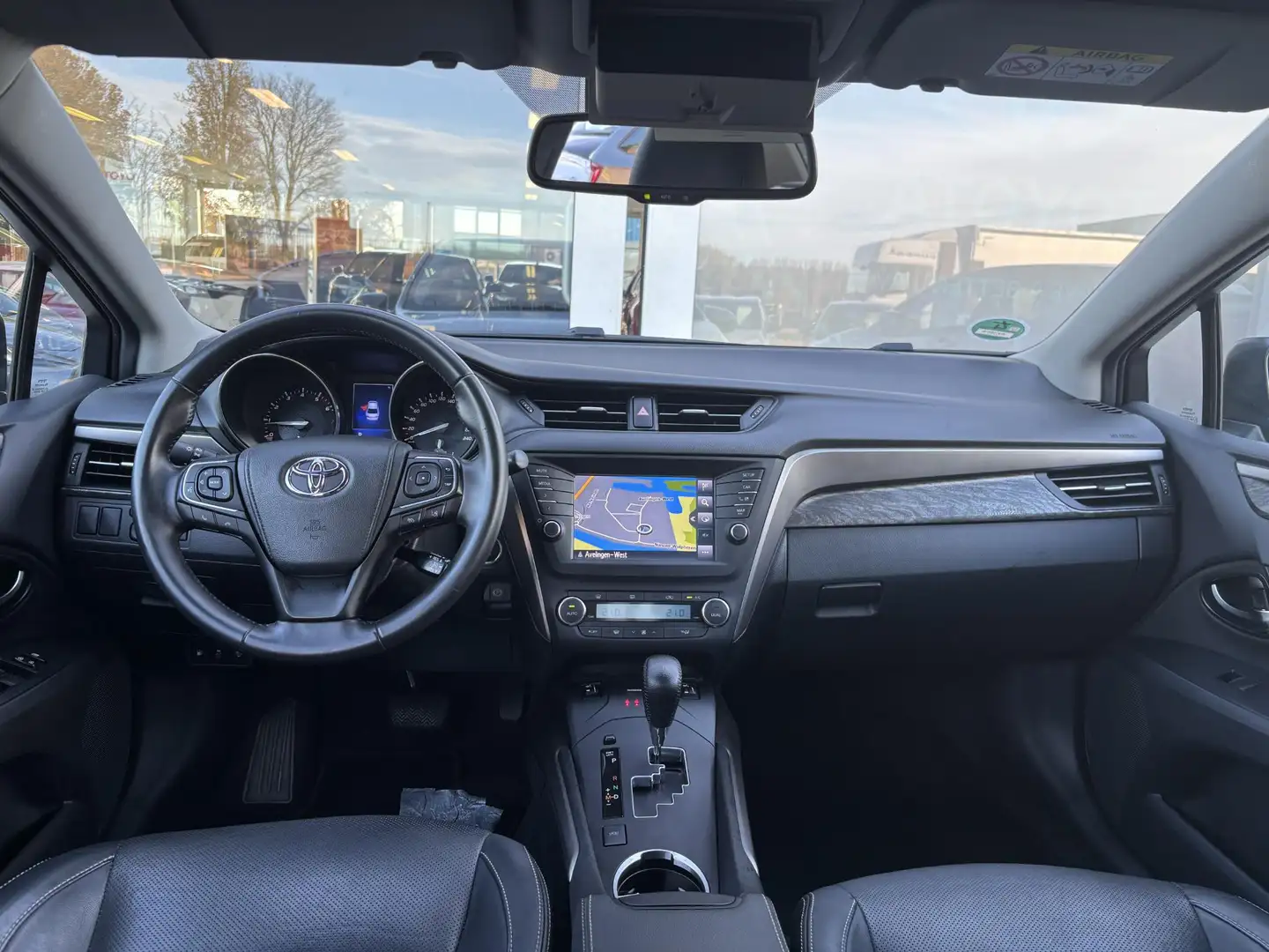 Toyota Avensis 1.8 VVT-i Executive | Navigatie | Stoelverwarming Gris - 2