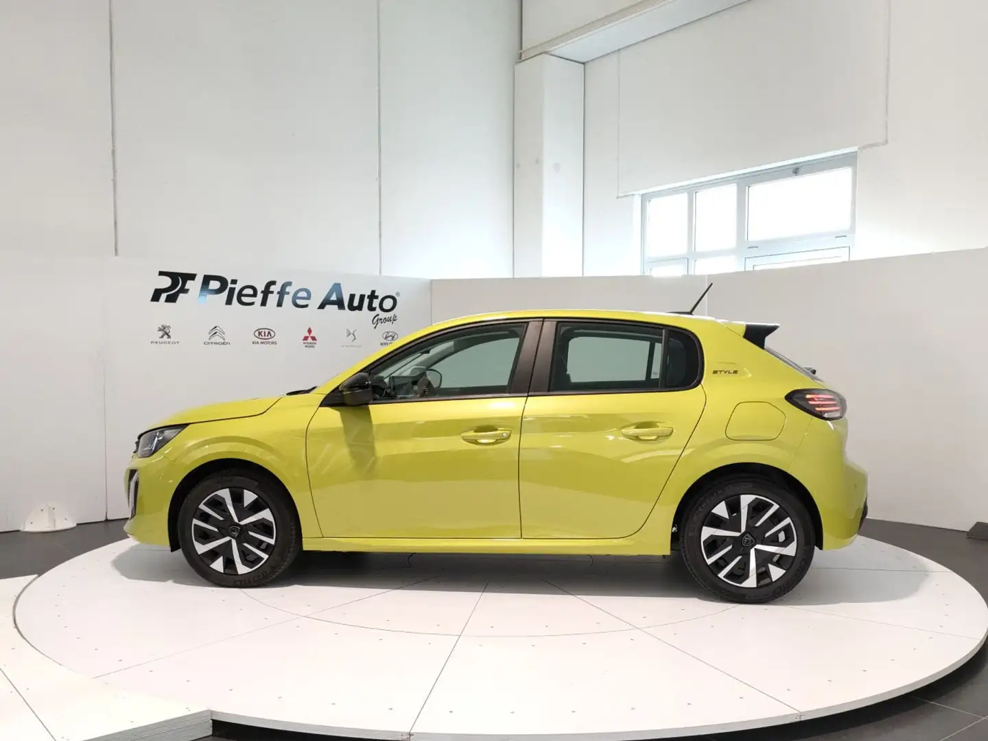 Peugeot 208 5P - STYLE Hybrid 100 E-DCS6 Gelb - 2