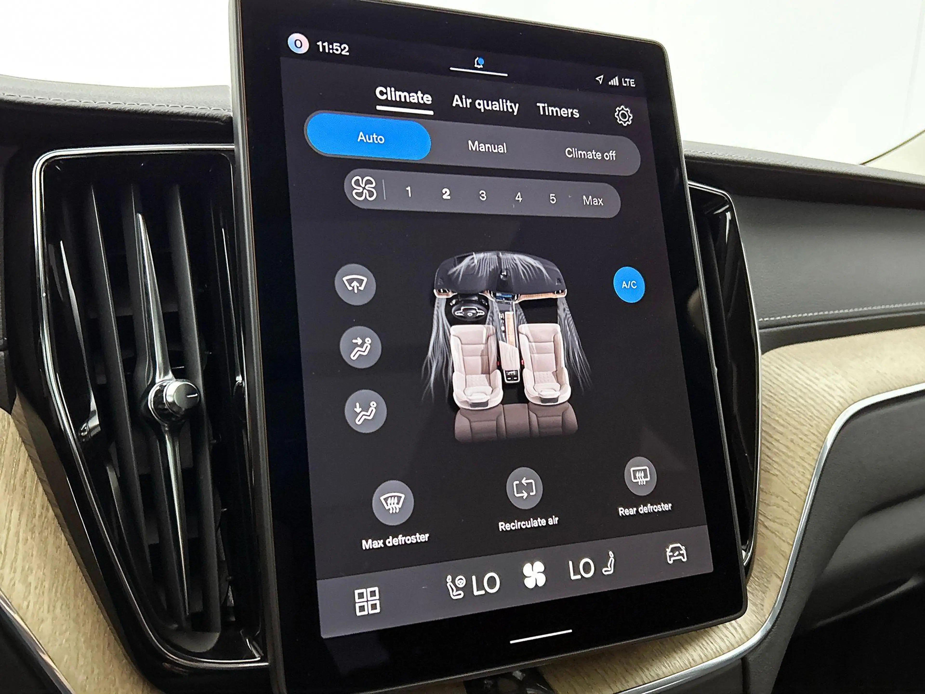 Volvo XC60 2.0 T6 Plug-in hybrid AWD Ultra Dark | Luchtvering — photo 15
