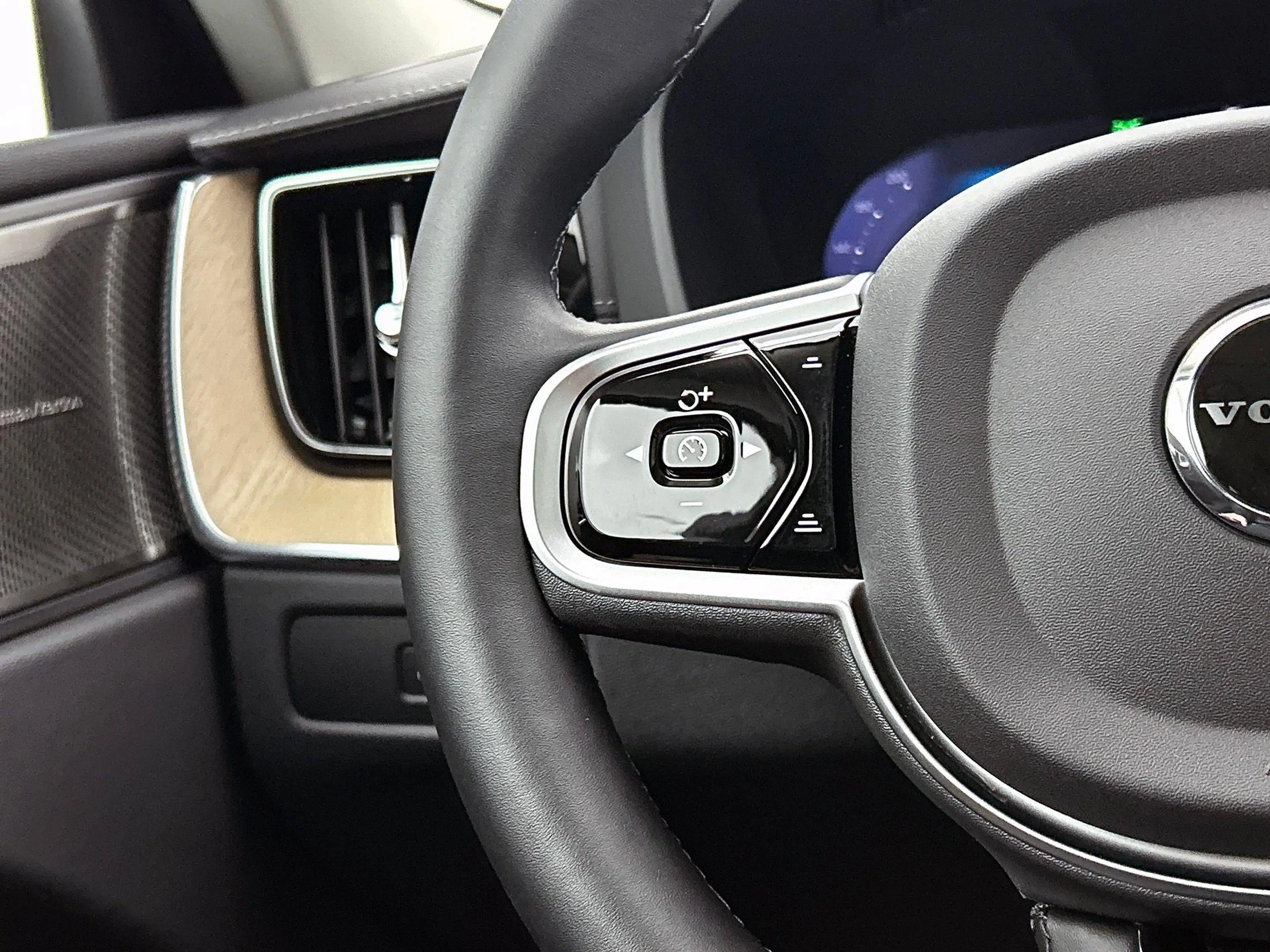 Volvo XC60 2.0 T6 Plug-in hybrid AWD Ultra Dark | Luchtvering — photo 6