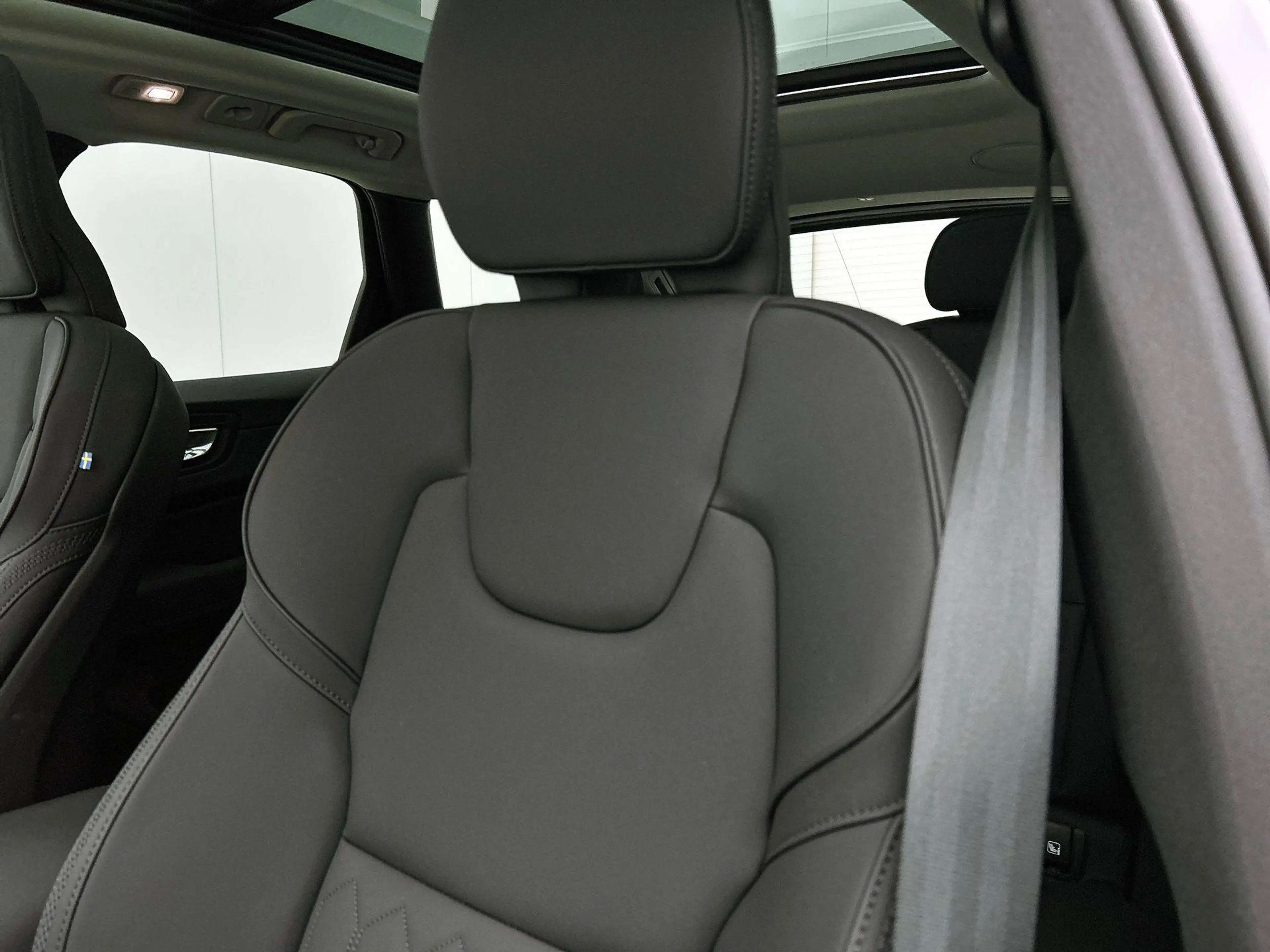 Volvo XC60 2.0 T6 Plug-in hybrid AWD Ultra Dark | Luchtvering — photo 10