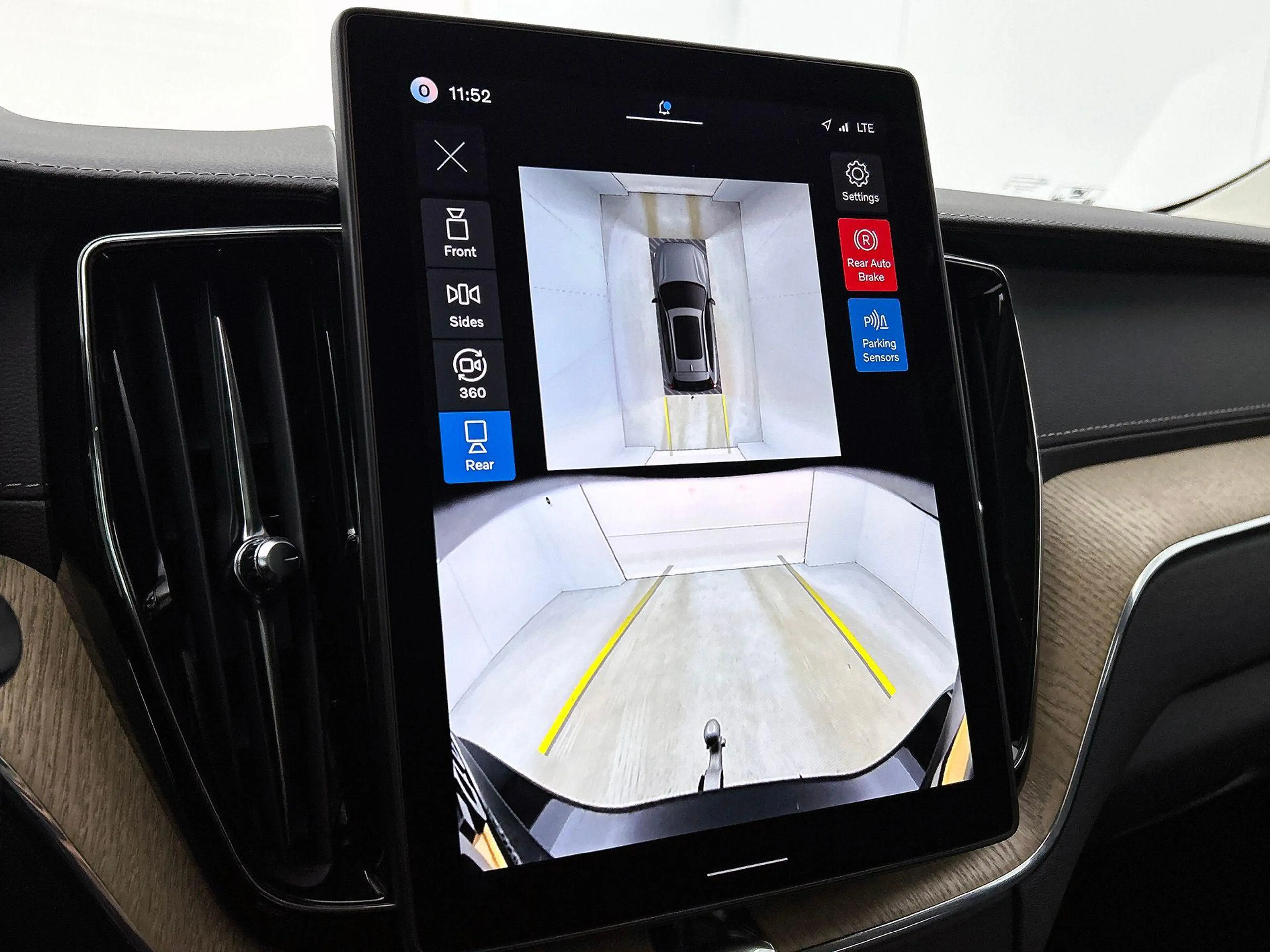 Volvo XC60 2.0 T6 Plug-in hybrid AWD Ultra Dark | Luchtvering — photo 13