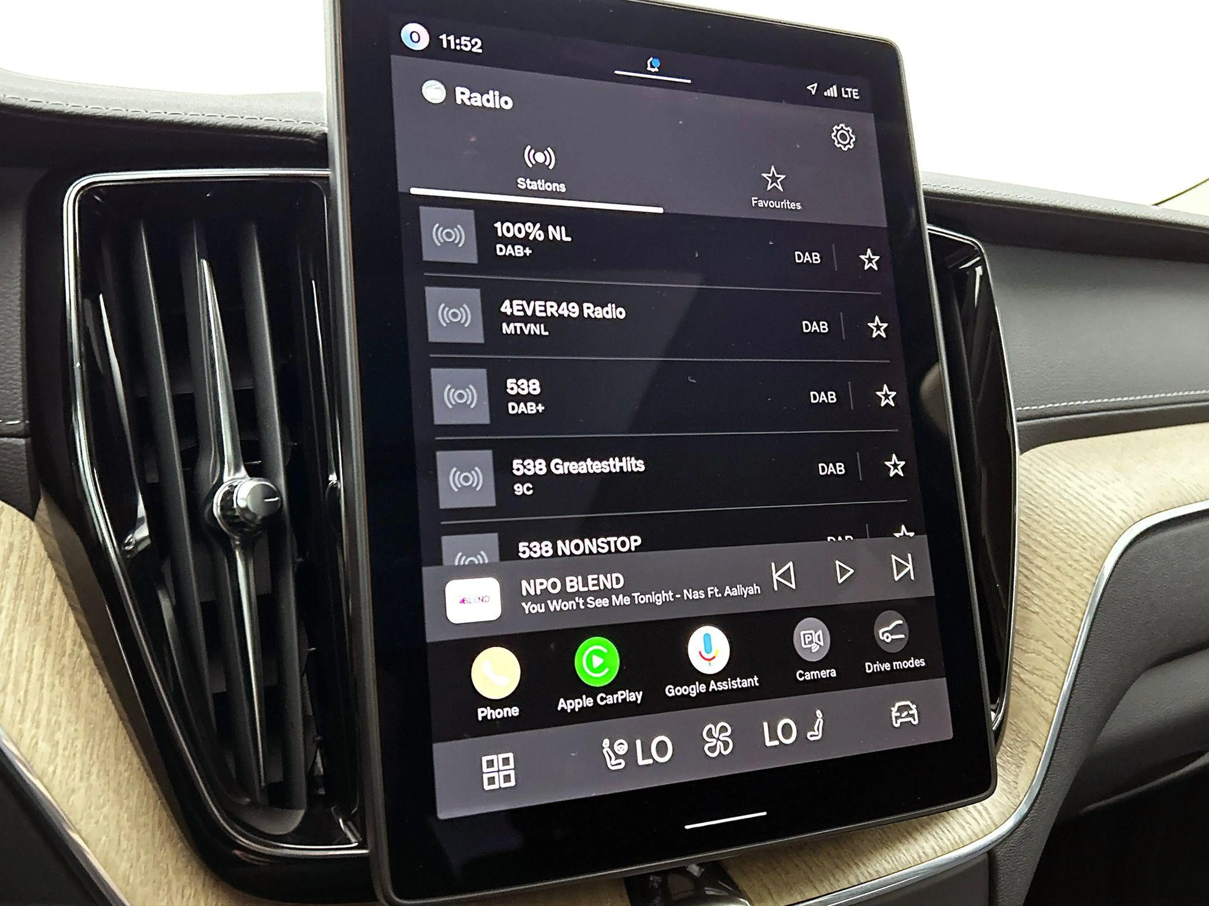 Volvo XC60 2.0 T6 Plug-in hybrid AWD Ultra Dark | Luchtvering — photo 7