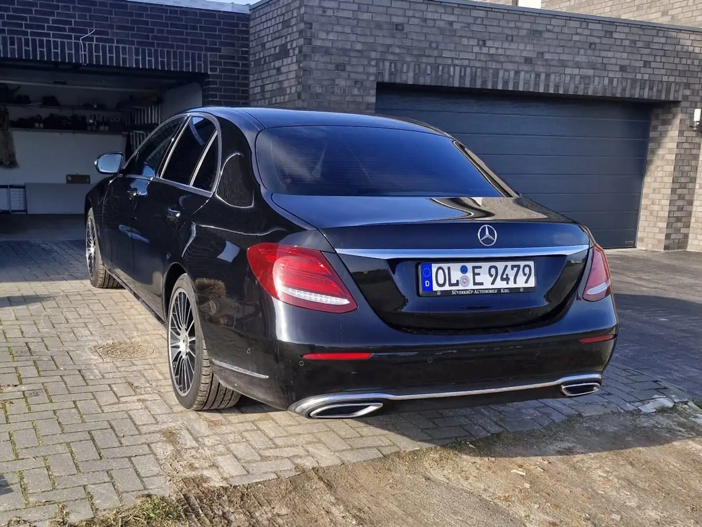 Mercedes-Benz E 220 E 220 d 9G-TRONIC Exclusive Schwarz - 1