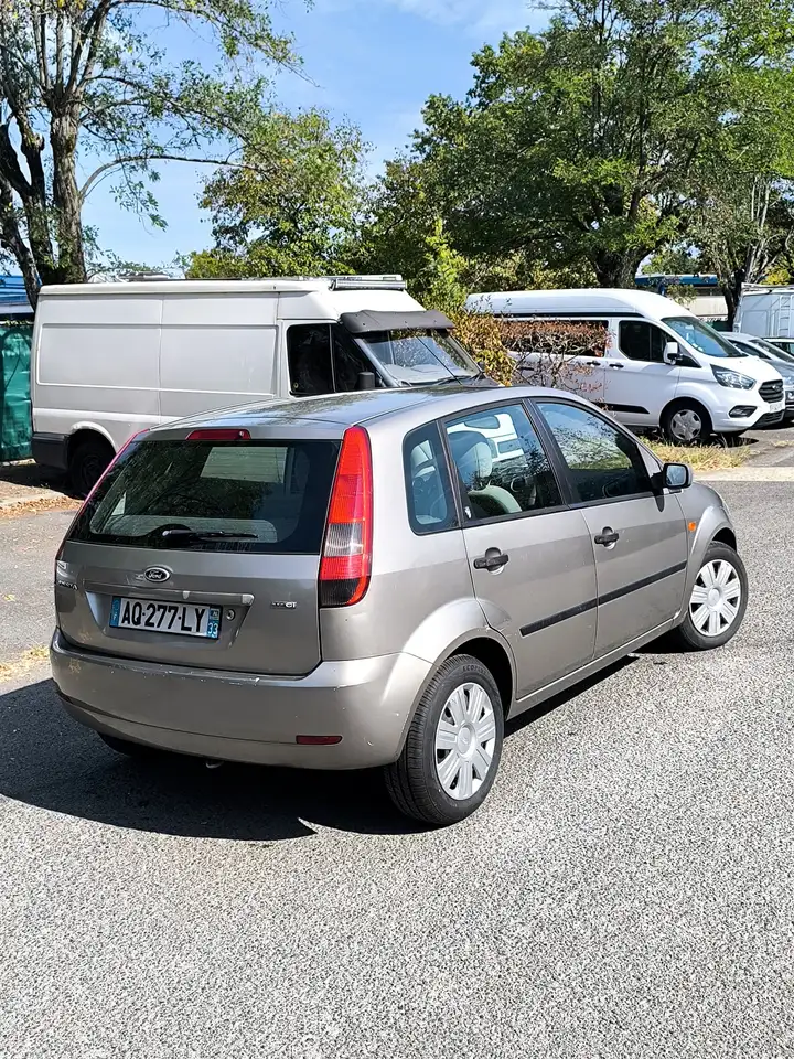 Ford Fiesta 5 portes — photo 3