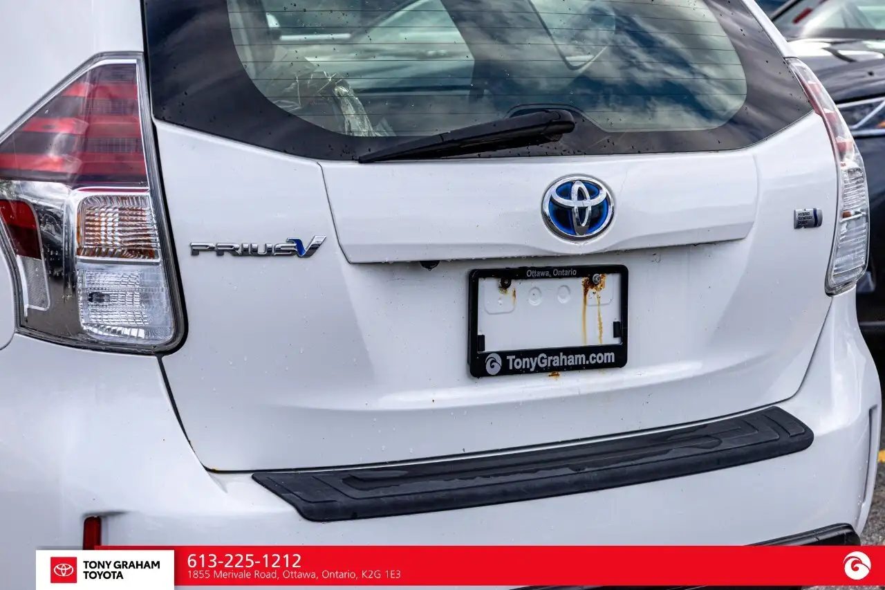 Toyota Prius v снимка Toyota Prius v